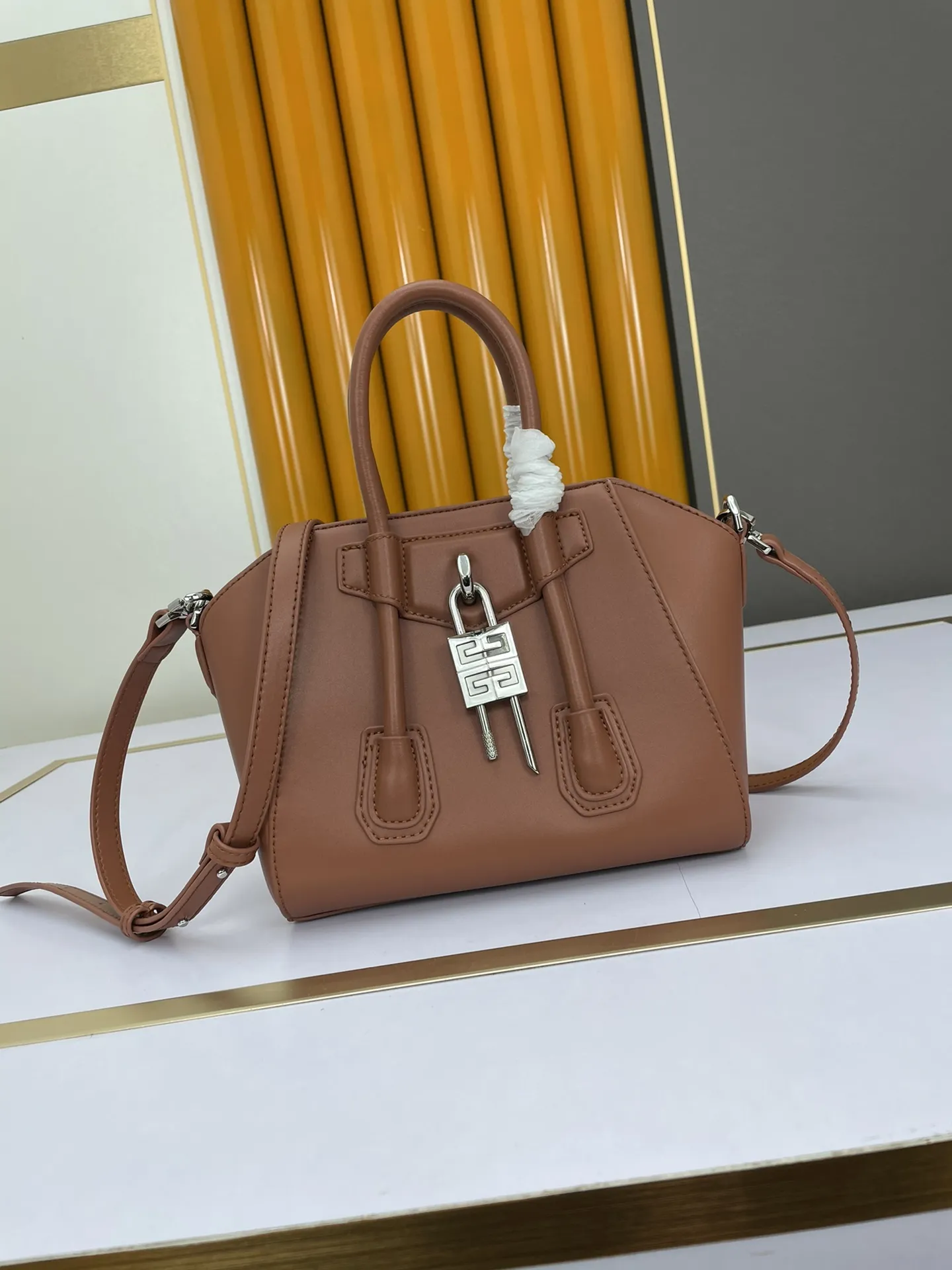 GIVENCHY 紀梵希 MINI ANTIGONA 茶色のハンドバッグ