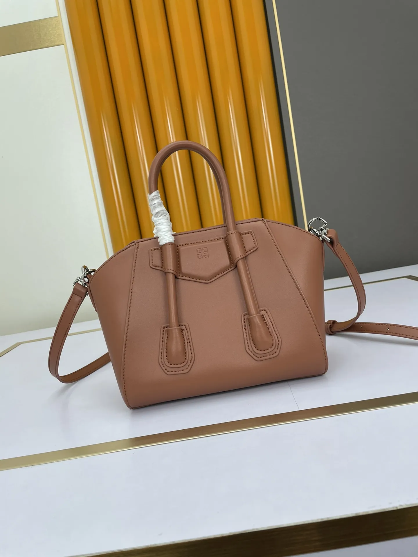 GIVENCHY 紀梵希 MINI ANTIGONA 茶色のハンドバッグ - 画像 (4)