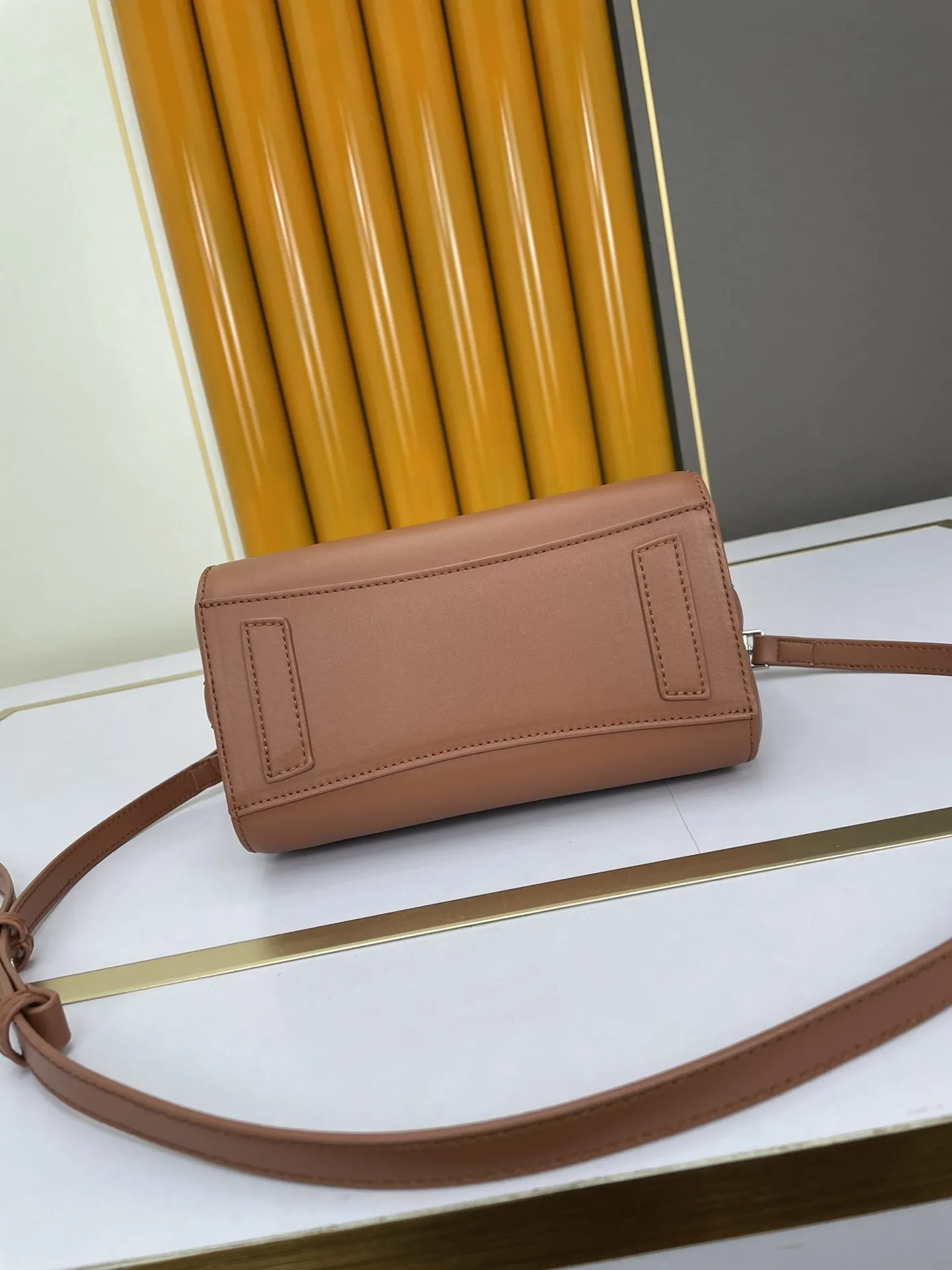 GIVENCHY 紀梵希 MINI ANTIGONA 茶色のハンドバッグ - 画像 (5)
