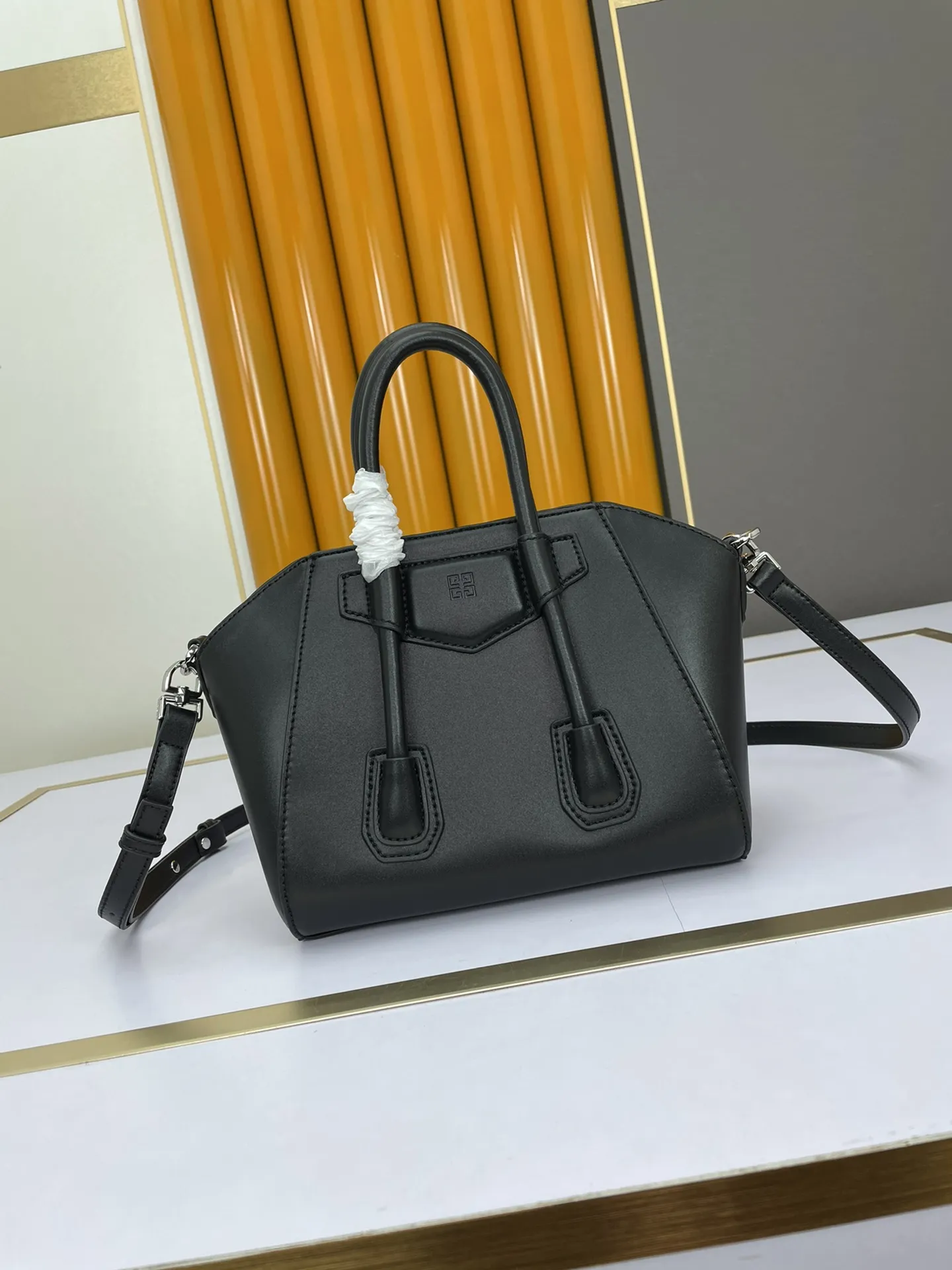 GIVENCHY ミニANTIGONA LOCKバッグ ブラック BOXレザー - 画像 (4)