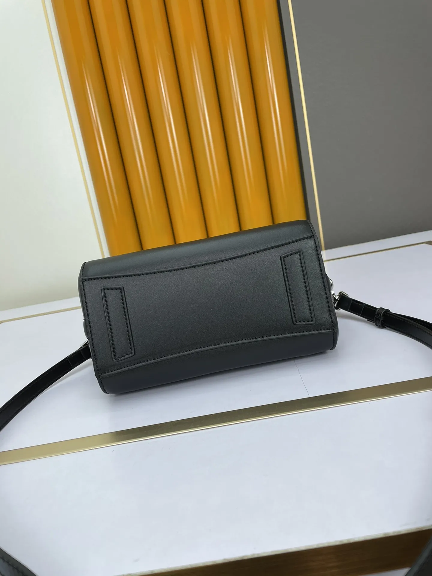 GIVENCHY ミニANTIGONA LOCKバッグ ブラック BOXレザー - 画像 (5)