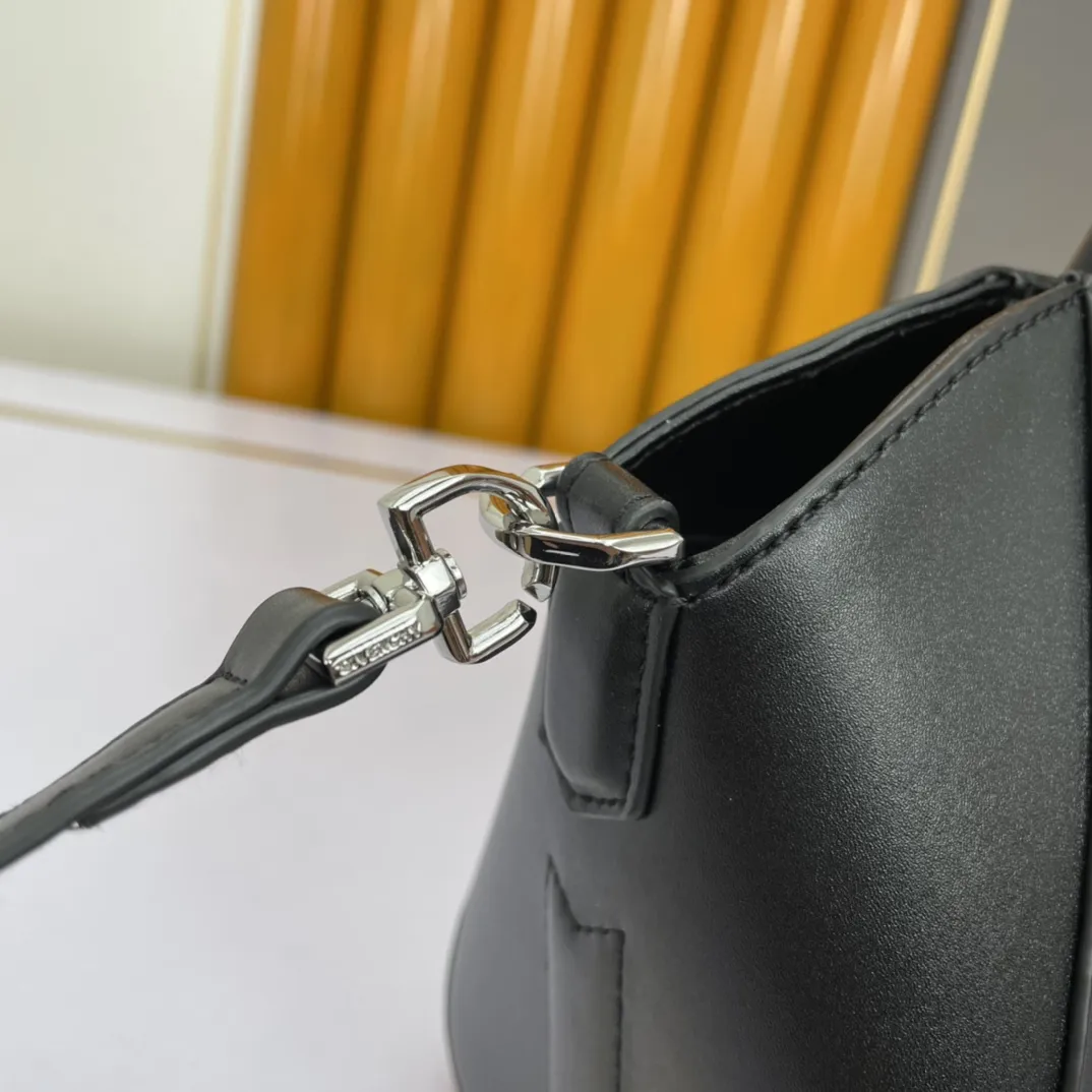 GIVENCHY ミニANTIGONA LOCKバッグ ブラック BOXレザー - 画像 (7)