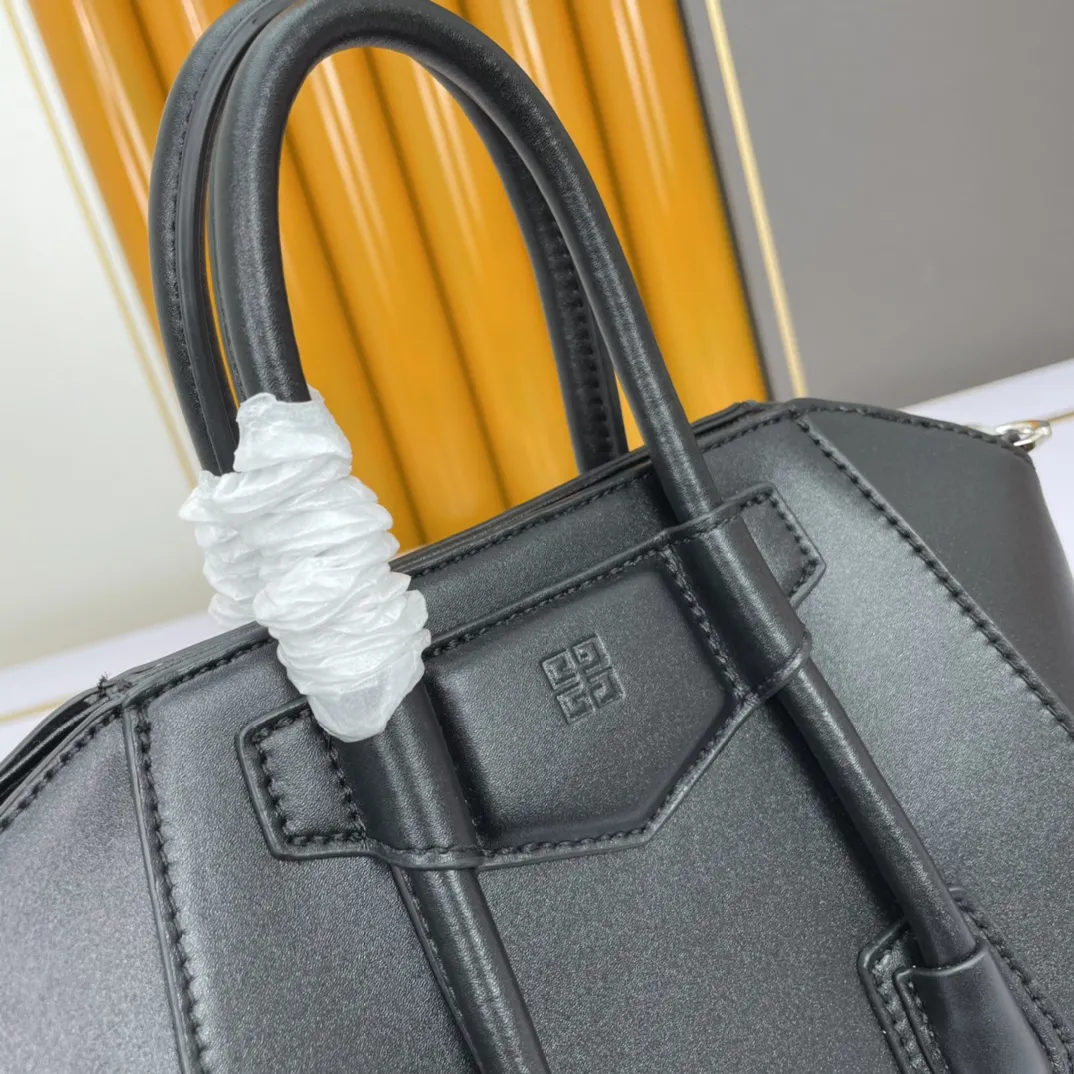 GIVENCHY ミニANTIGONA LOCKバッグ ブラック BOXレザー - 画像 (8)