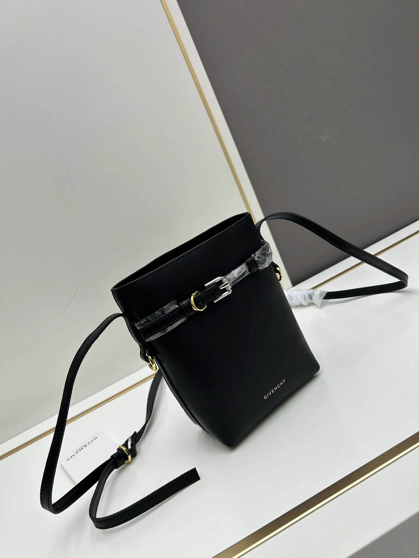ジバンシィ2024新作黒色Voyouスマホバッグ - 画像 (3)