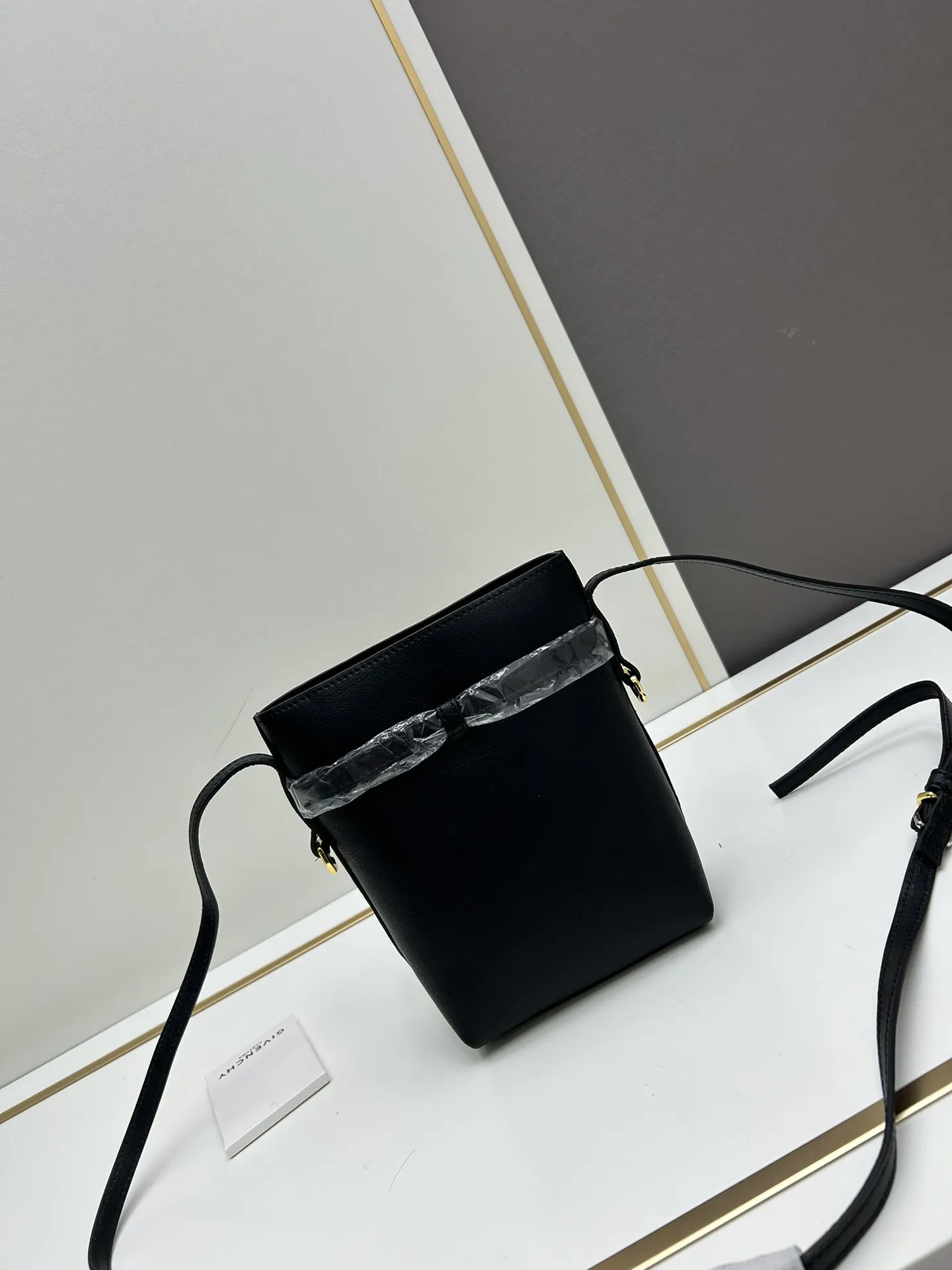 ジバンシィ2024新作黒色Voyouスマホバッグ - 画像 (4)