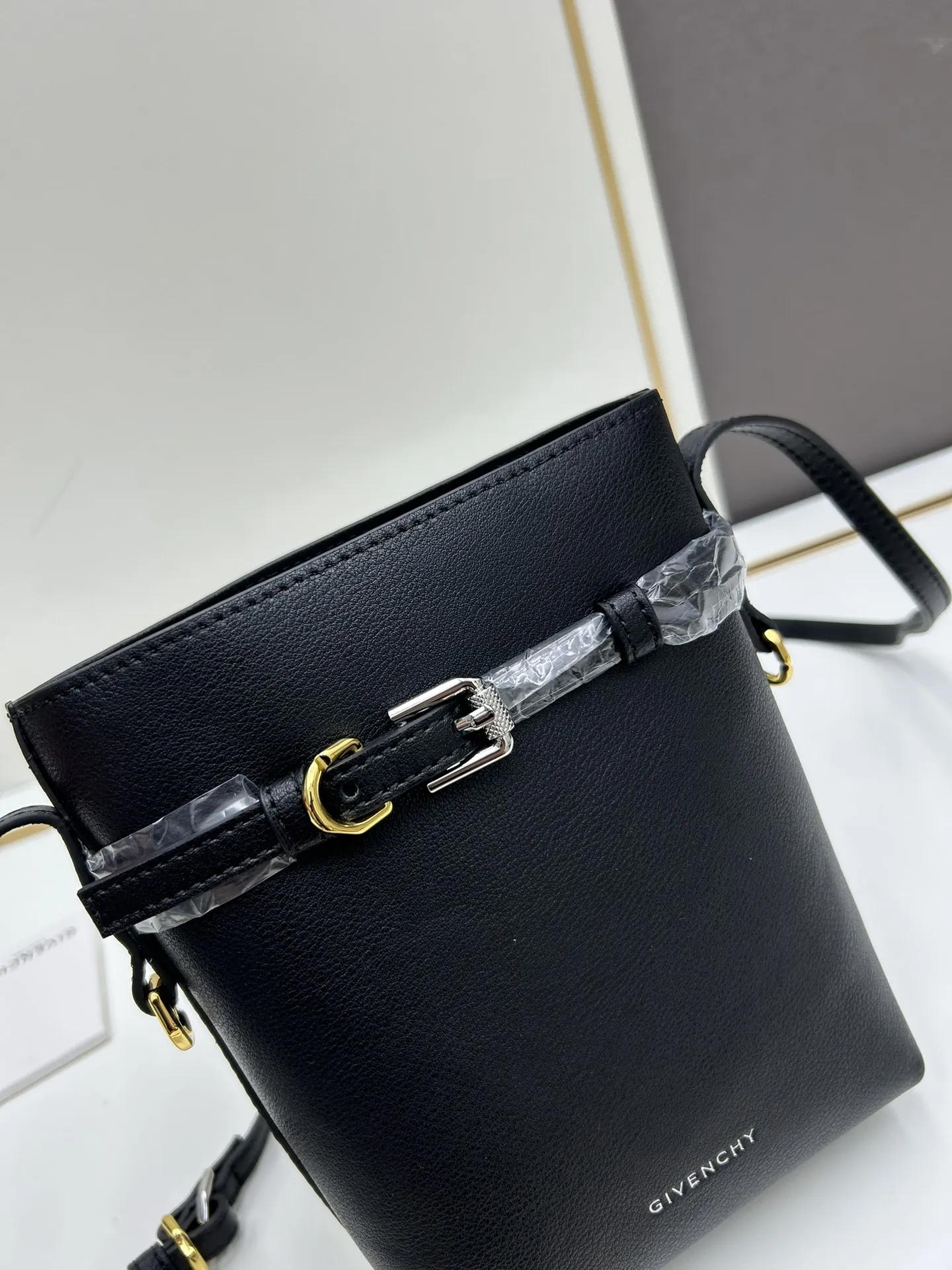 ジバンシィ2024新作黒色Voyouスマホバッグ - 画像 (5)
