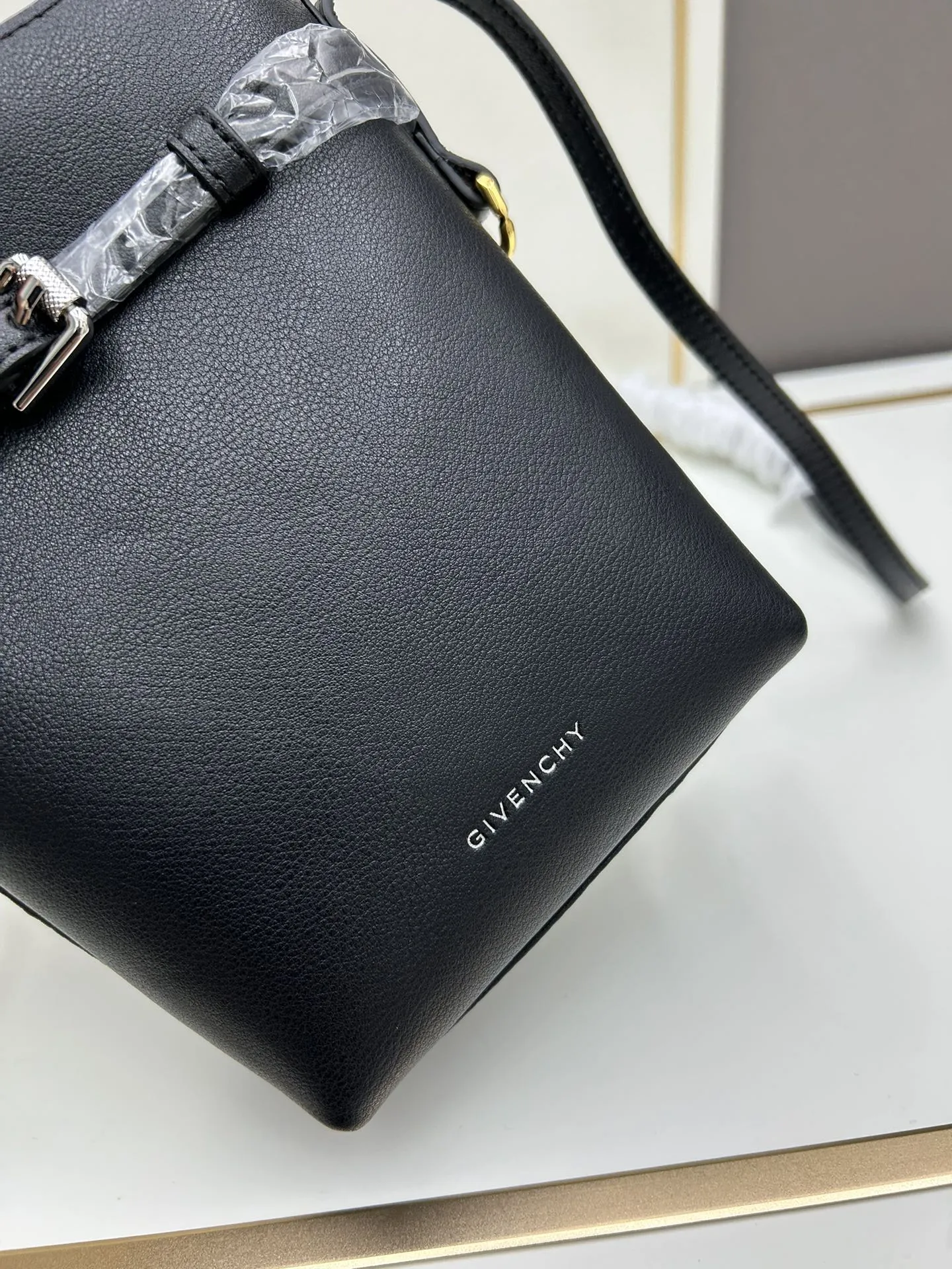 ジバンシィ2024新作黒色Voyouスマホバッグ - 画像 (7)