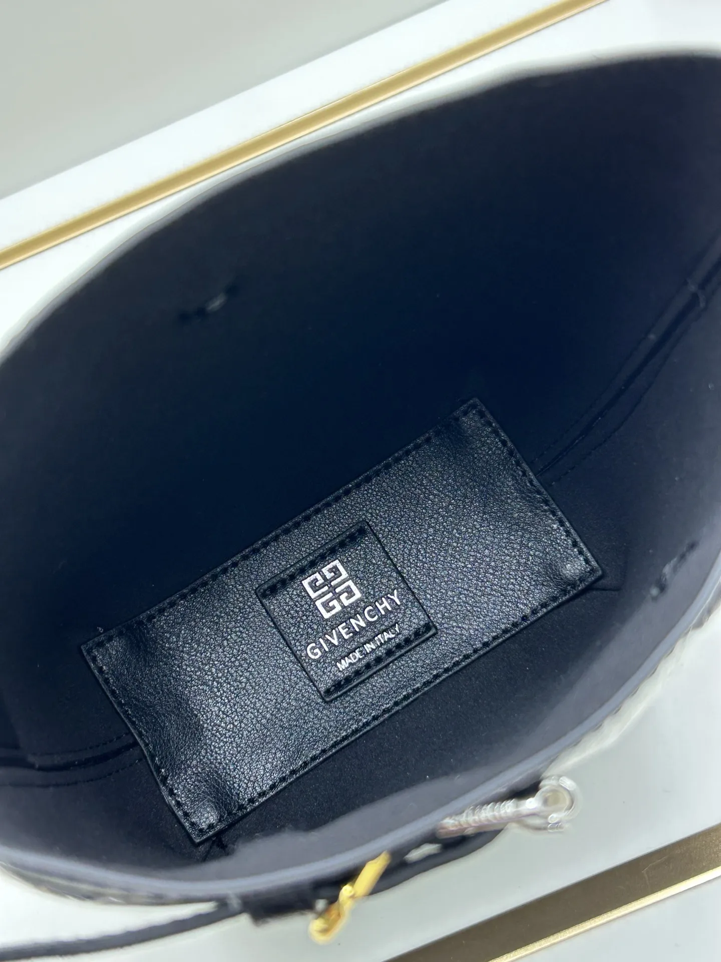 ジバンシィ2024新作黒色Voyouスマホバッグ - 画像 (9)