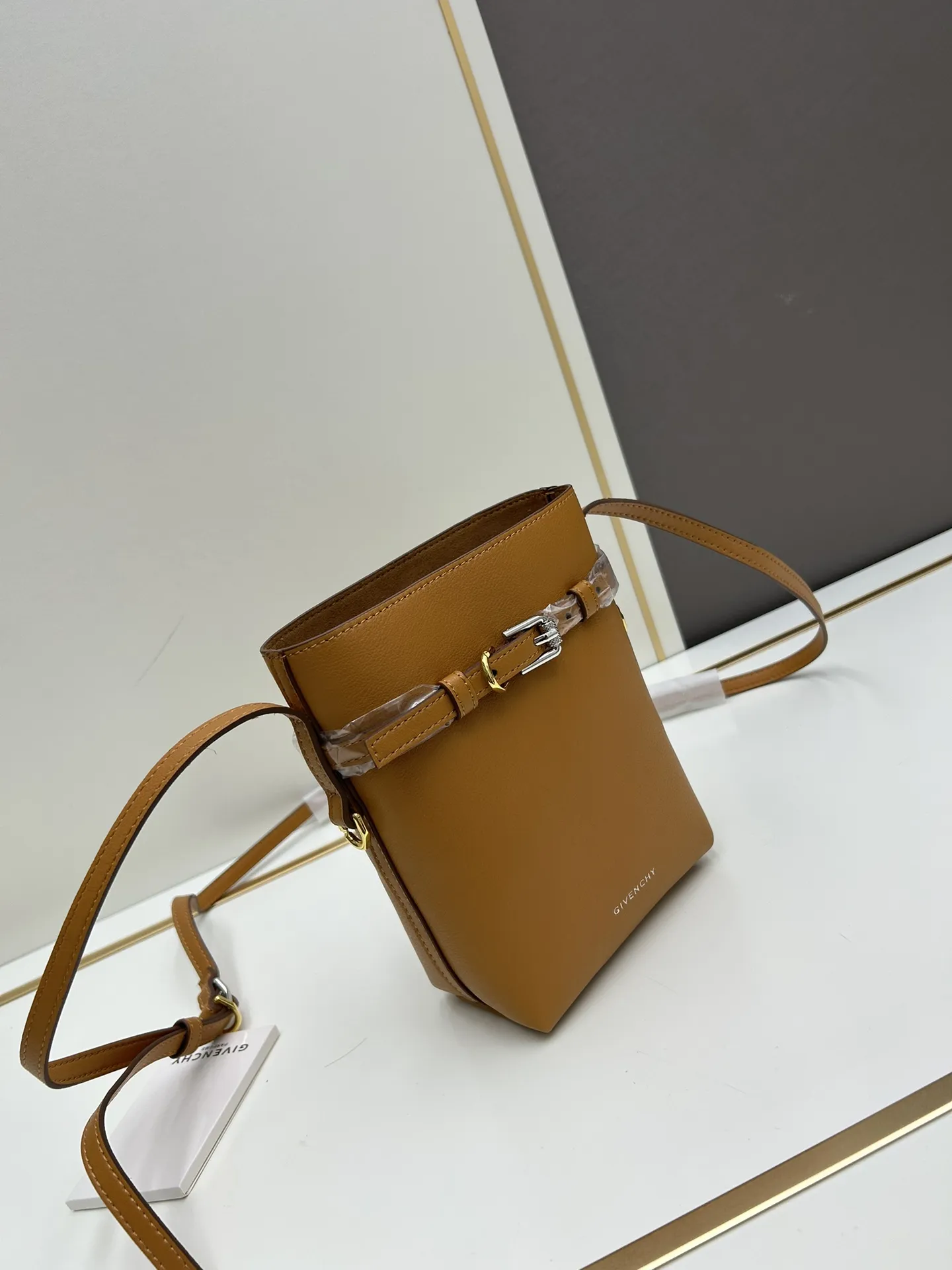 Givenchy 2024新款Voyou携帯ケース 棕色轻度鞣制 - 画像 (3)