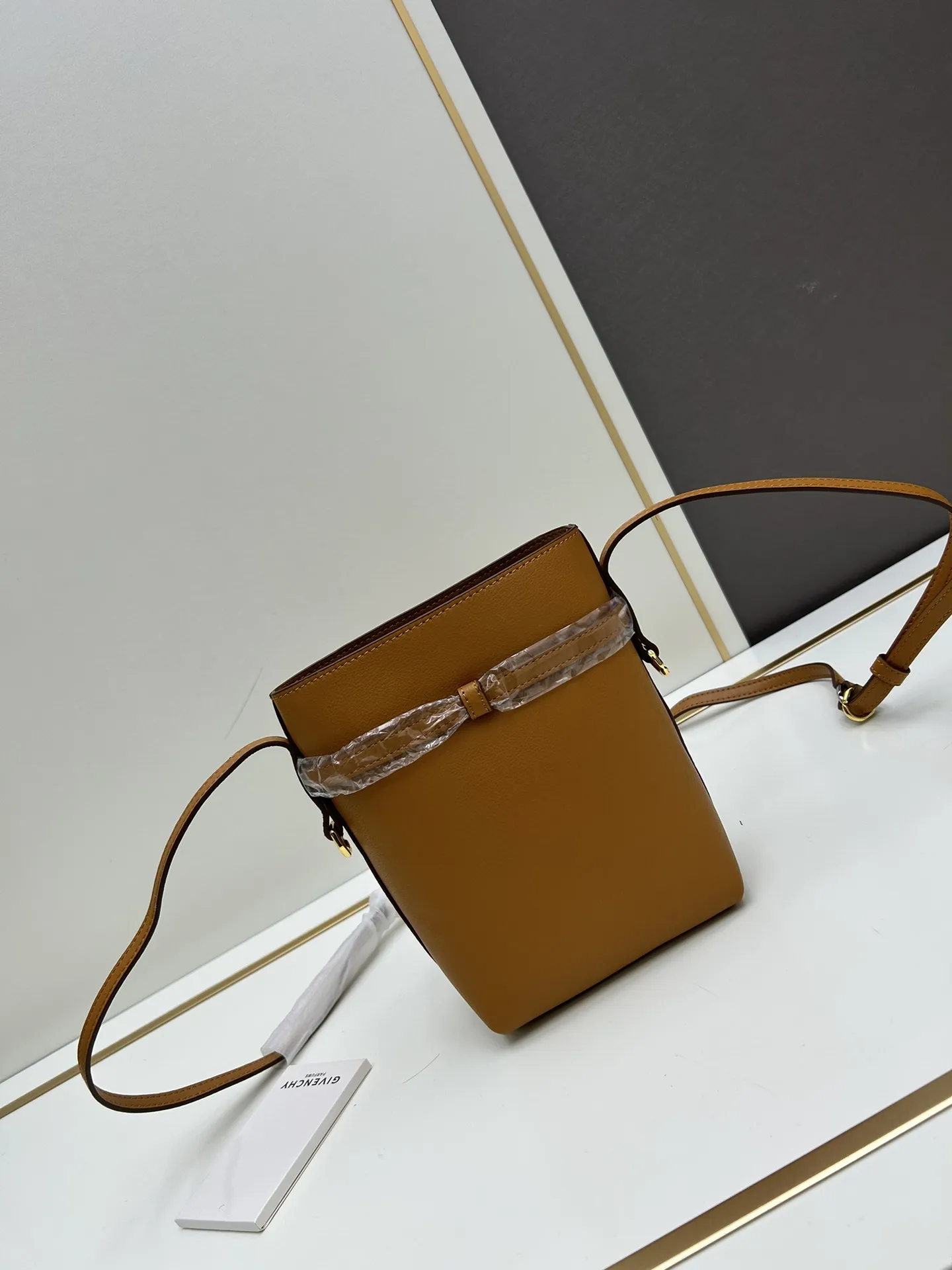 Givenchy 2024新款Voyou携帯ケース 棕色轻度鞣制 - 画像 (4)