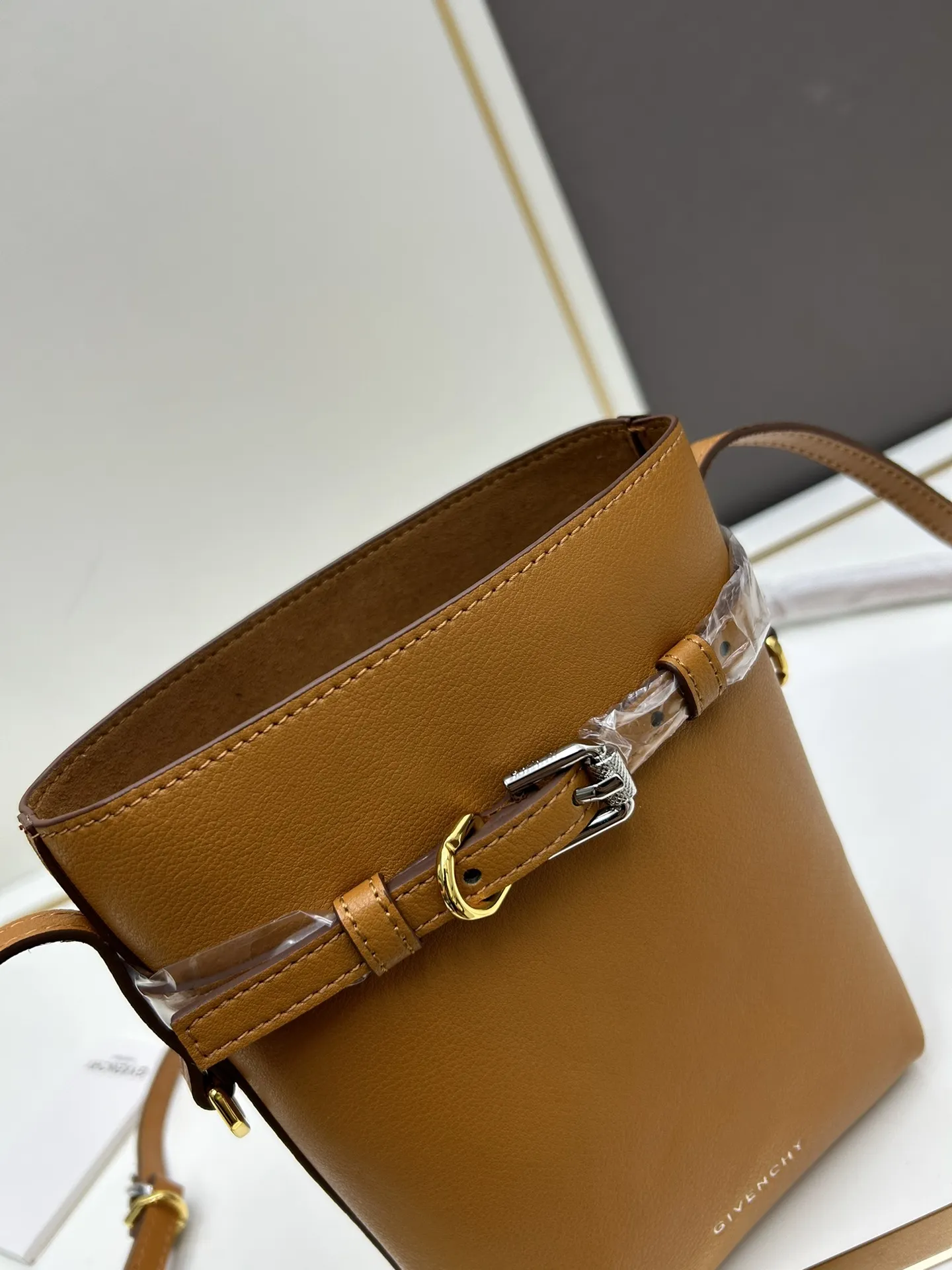 Givenchy 2024新款Voyou携帯ケース 棕色轻度鞣制 - 画像 (5)