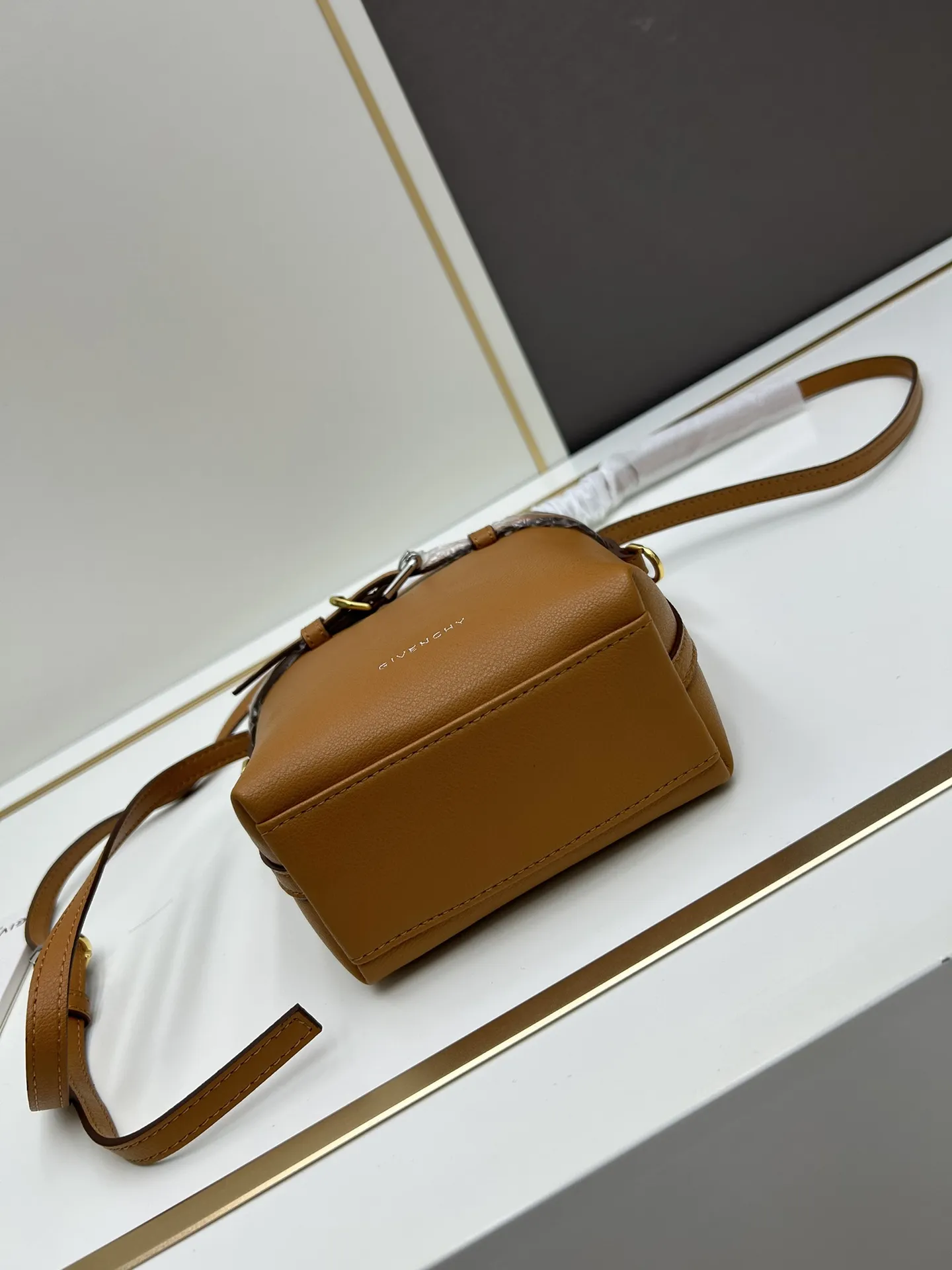 Givenchy 2024新款Voyou携帯ケース 棕色轻度鞣制 - 画像 (6)