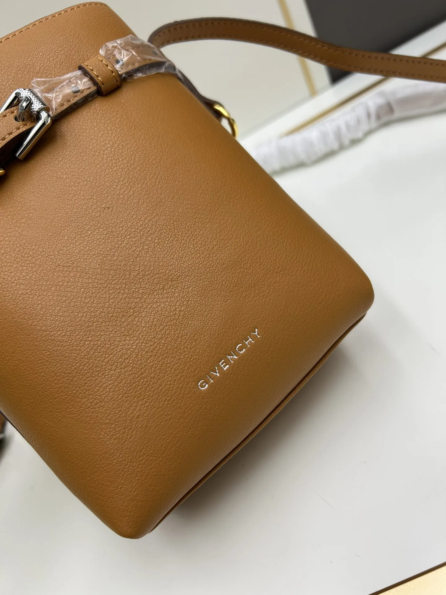 Givenchy 2024新款Voyou携帯ケース 棕色轻度鞣制 - 画像 (7)
