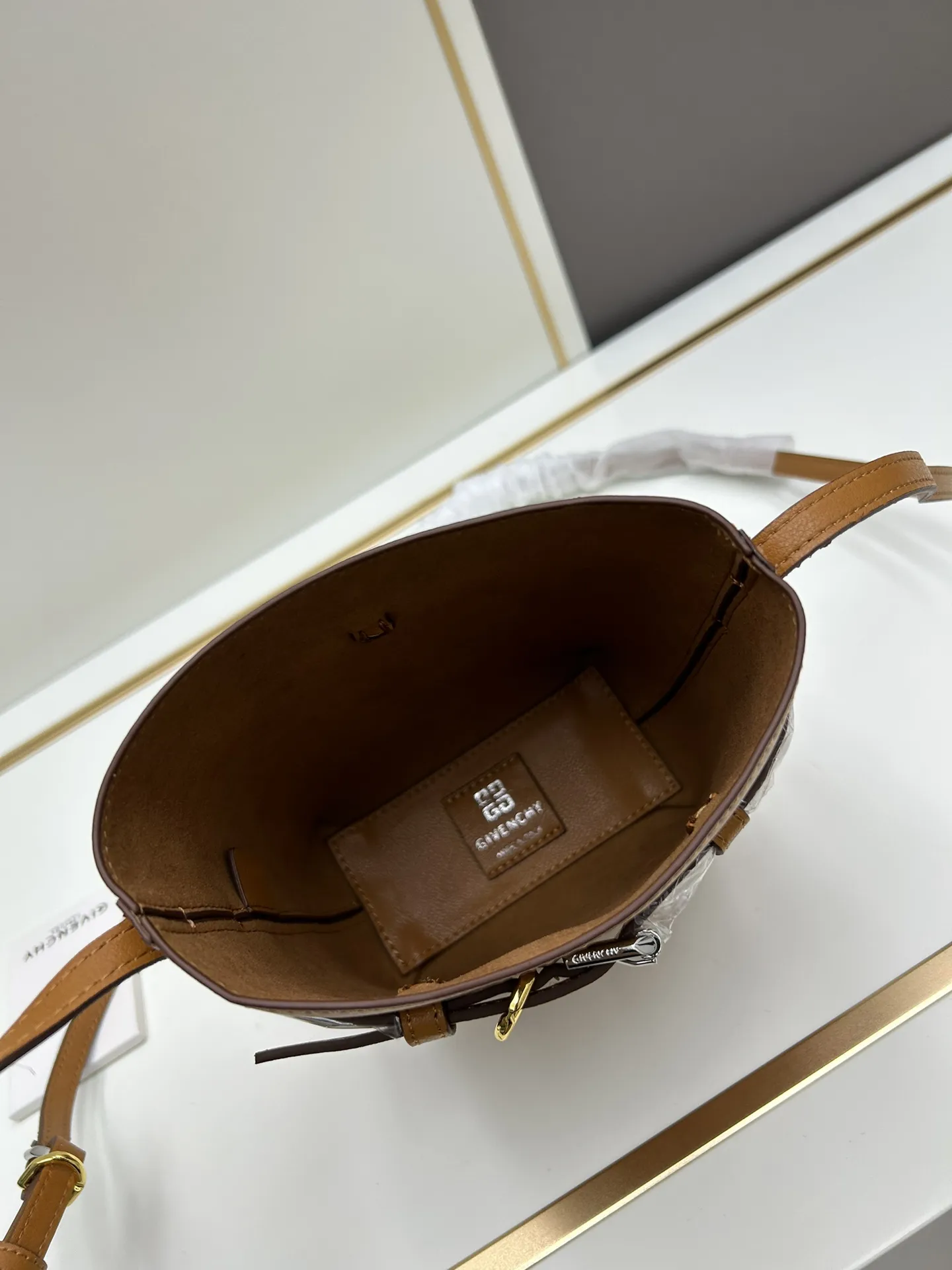 Givenchy 2024新款Voyou携帯ケース 棕色轻度鞣制 - 画像 (8)