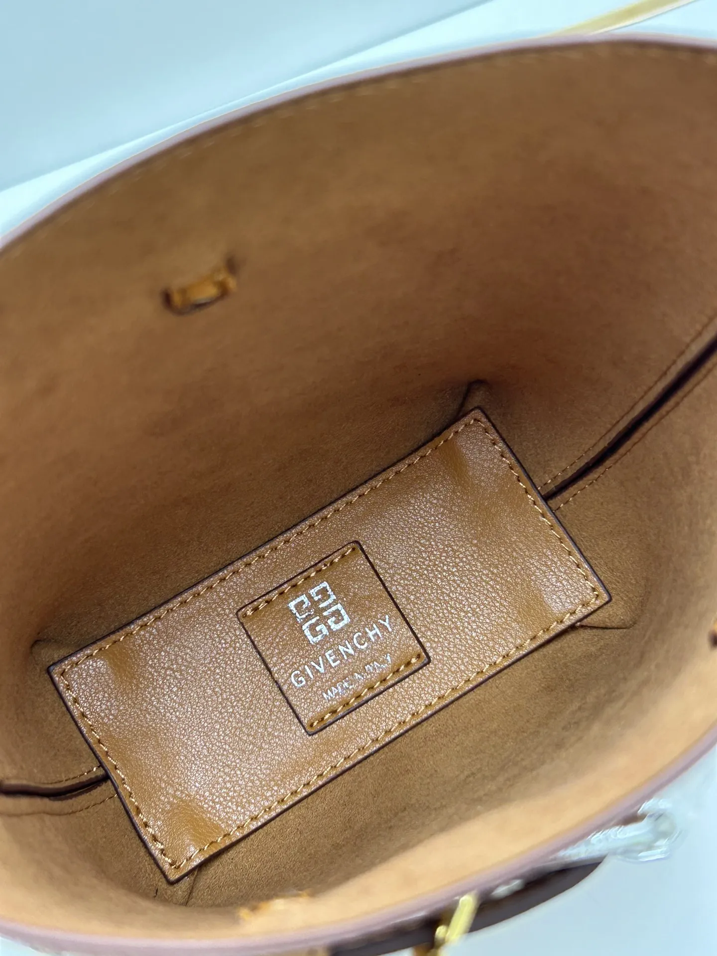 Givenchy 2024新款Voyou携帯ケース 棕色轻度鞣制 - 画像 (9)