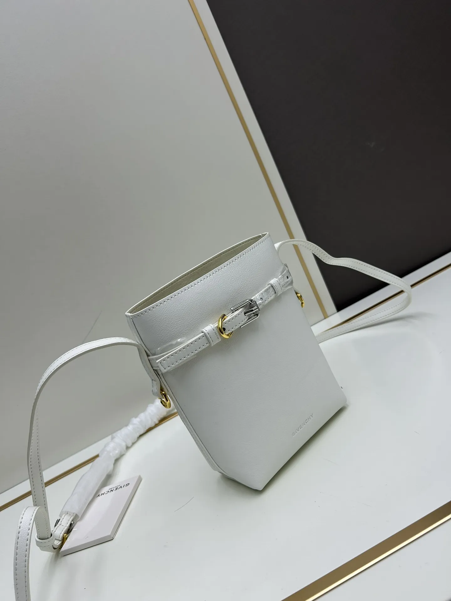 Givenchy 2024新作Voyouスマホバッグ 白色 轻度鞣制 - 画像 (3)