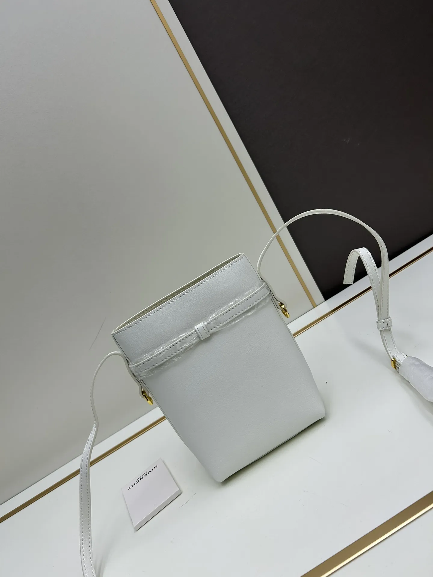 Givenchy 2024新作Voyouスマホバッグ 白色 轻度鞣制 - 画像 (4)