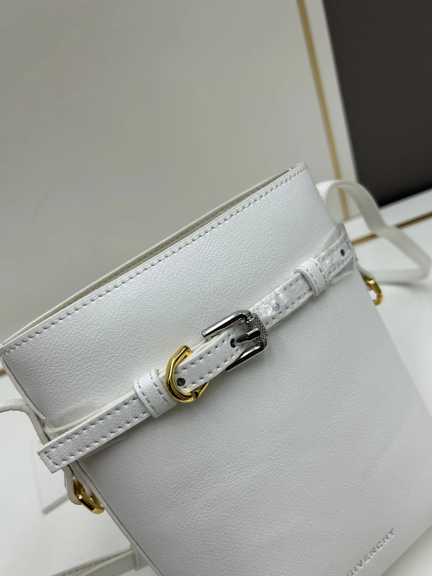 Givenchy 2024新作Voyouスマホバッグ 白色 轻度鞣制 - 画像 (5)