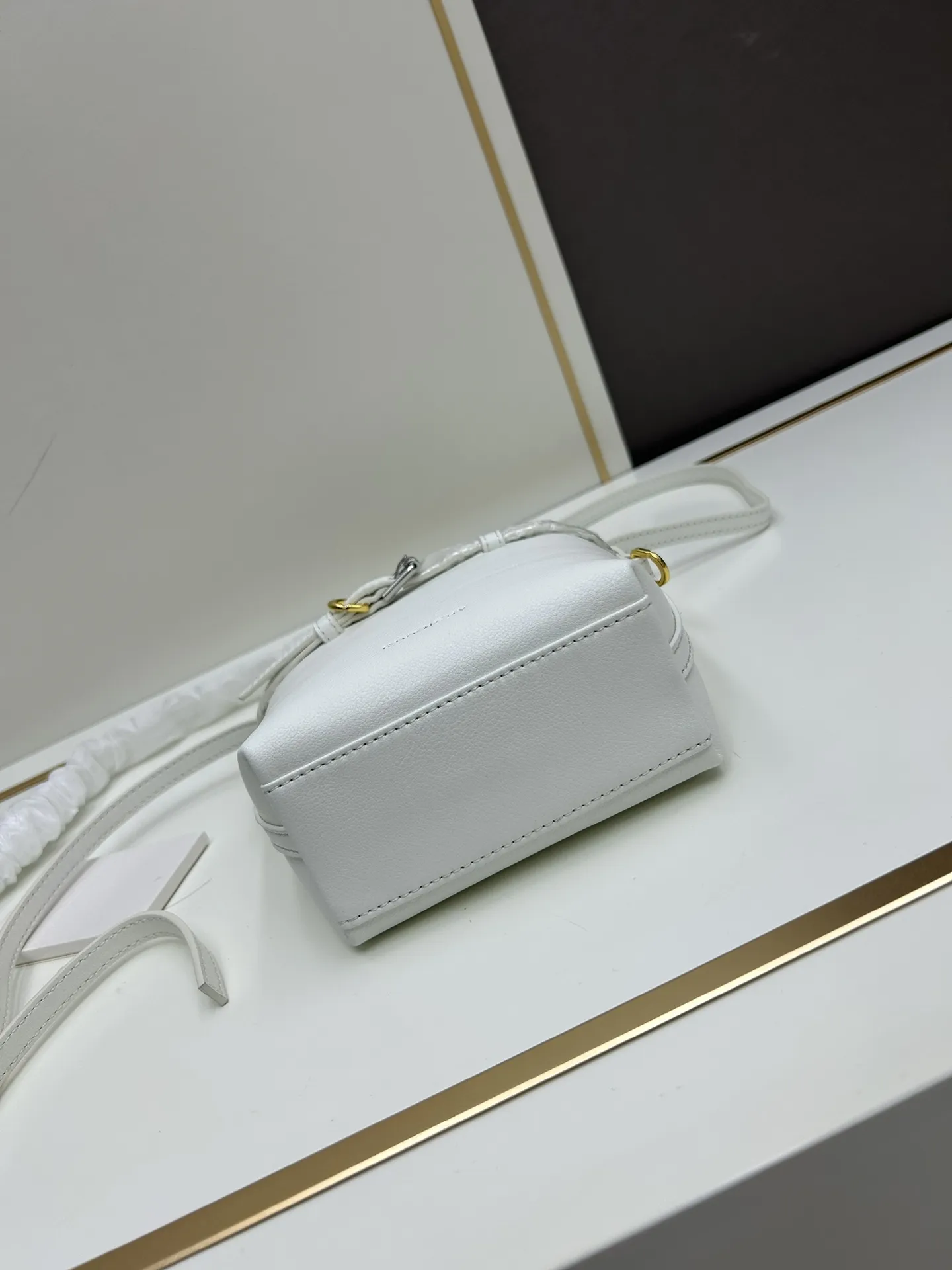 Givenchy 2024新作Voyouスマホバッグ 白色 轻度鞣制 - 画像 (6)