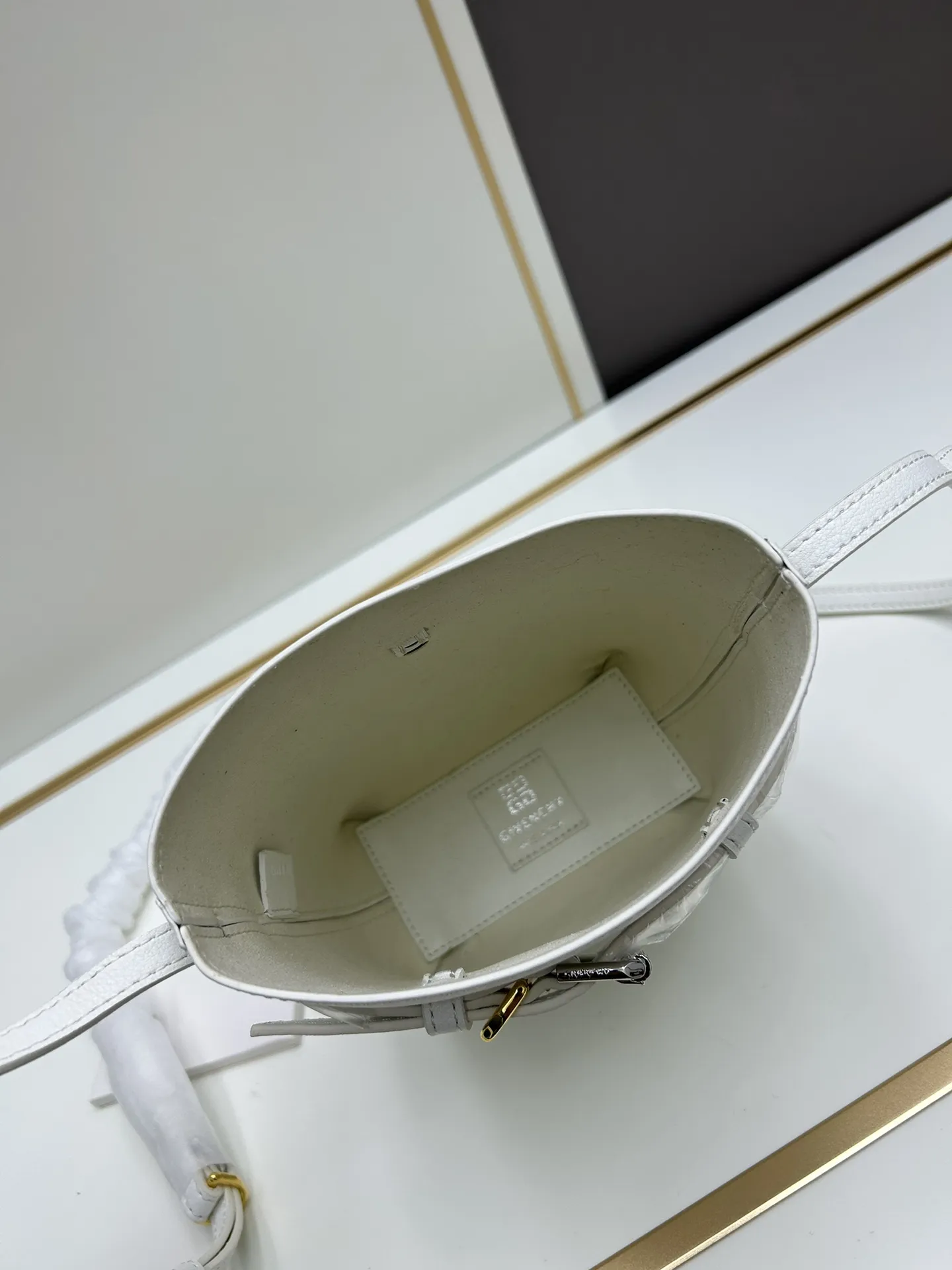 Givenchy 2024新作Voyouスマホバッグ 白色 轻度鞣制 - 画像 (8)