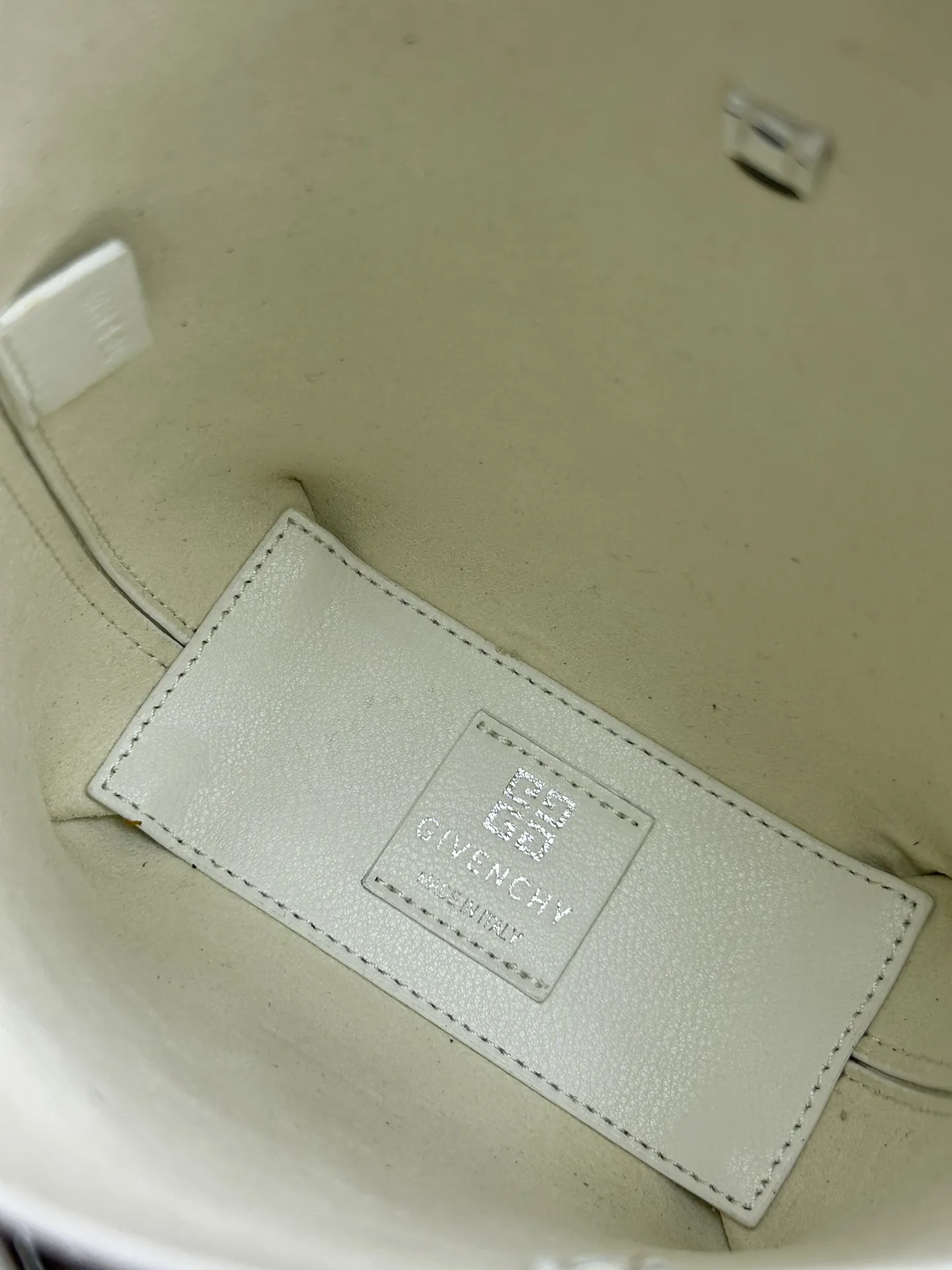 Givenchy 2024新作Voyouスマホバッグ 白色 轻度鞣制 - 画像 (9)