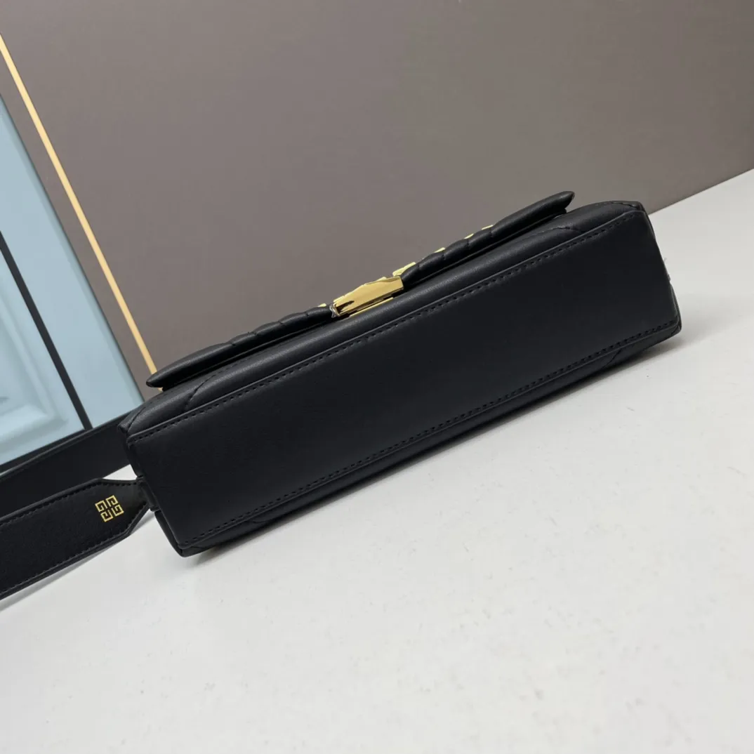 ジバンシィ 4G Soft 黒金 斜め掛けバッグ - 画像 (5)