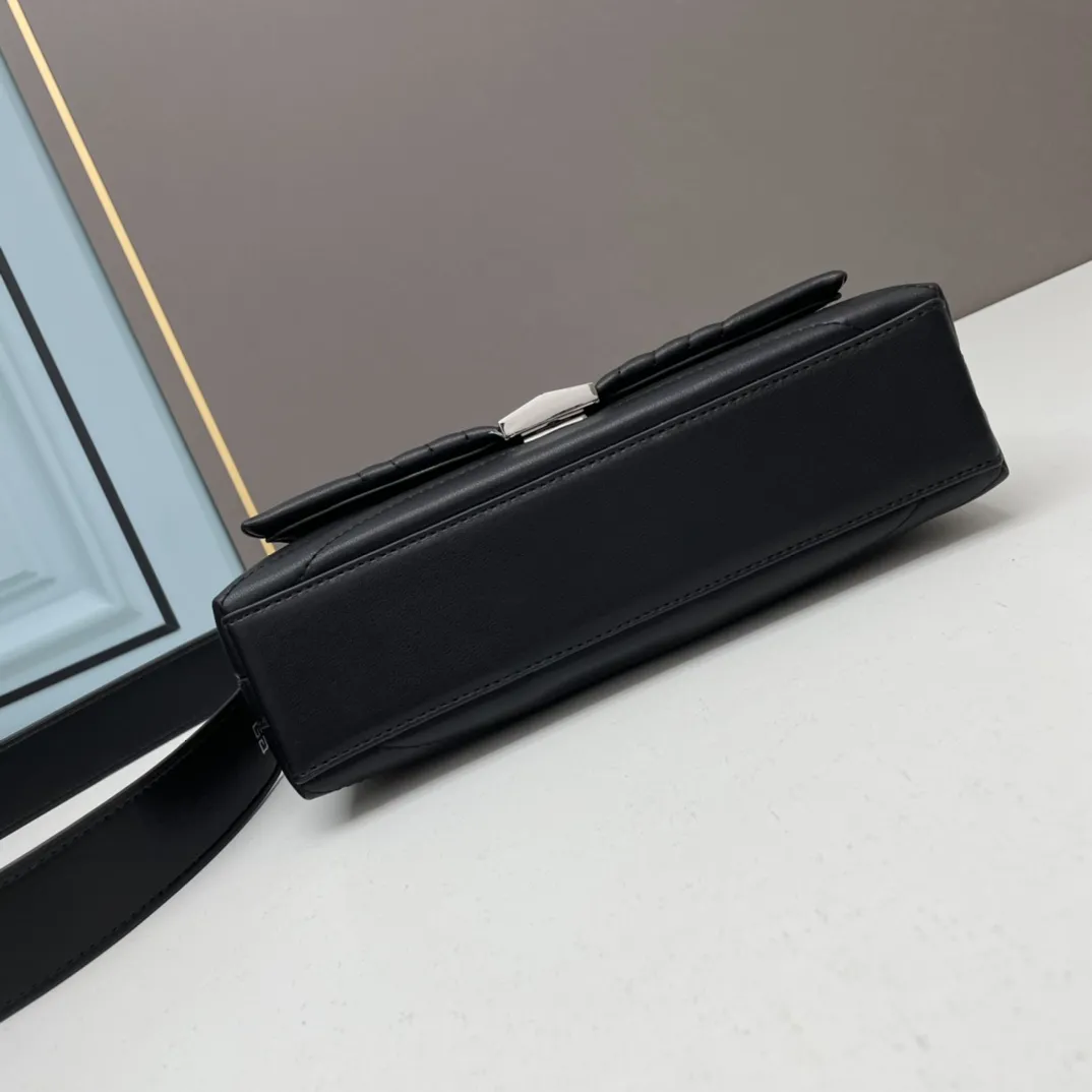 GIVENCHY 4G Soft 黒金 斜め掛けバッグ - 画像 (5)