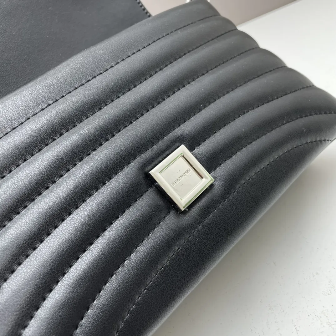 GIVENCHY 4G Soft 黒金 斜め掛けバッグ - 画像 (9)