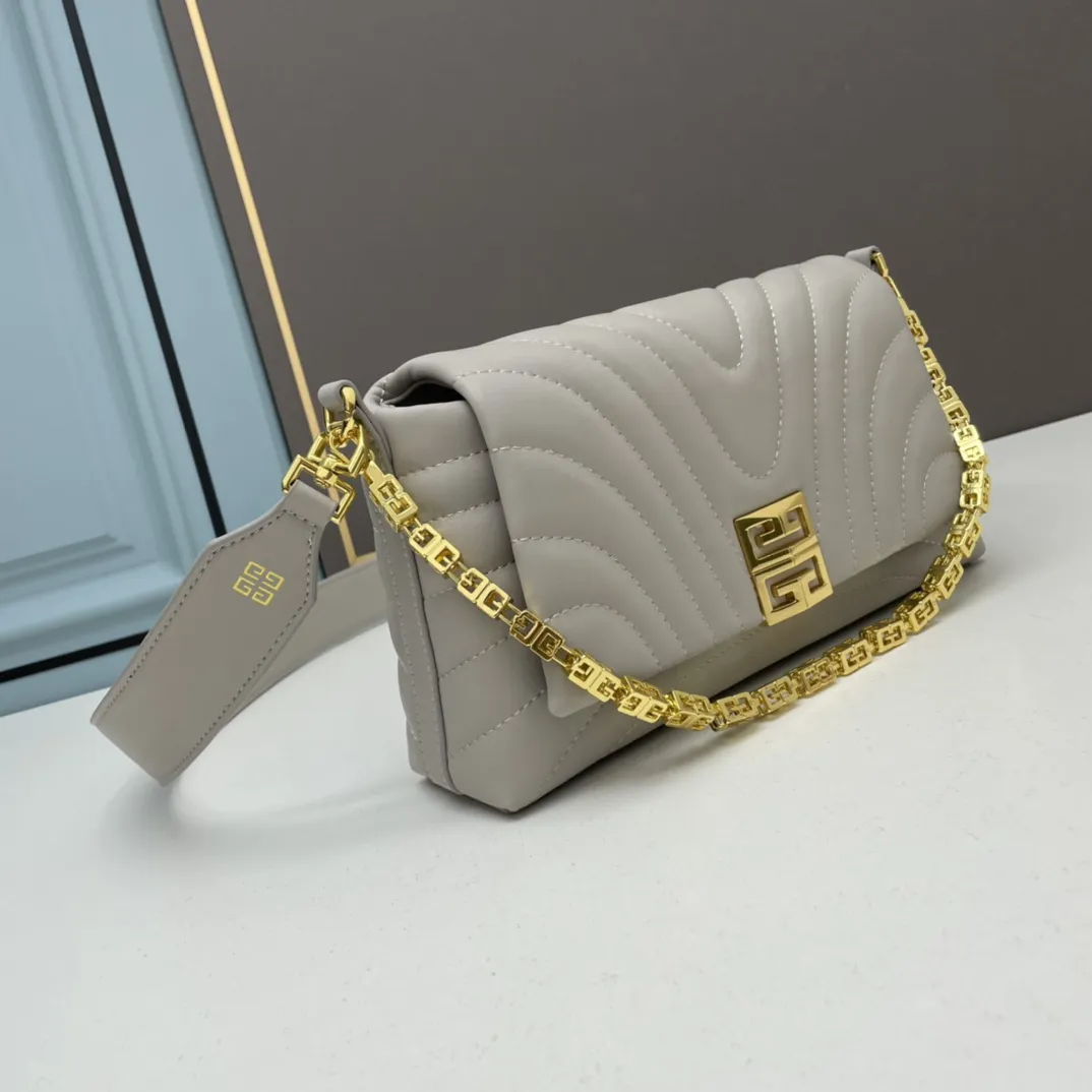 ジバンシィ 4G Soft 斜め掛けバッグ 黒金 - 画像 (3)