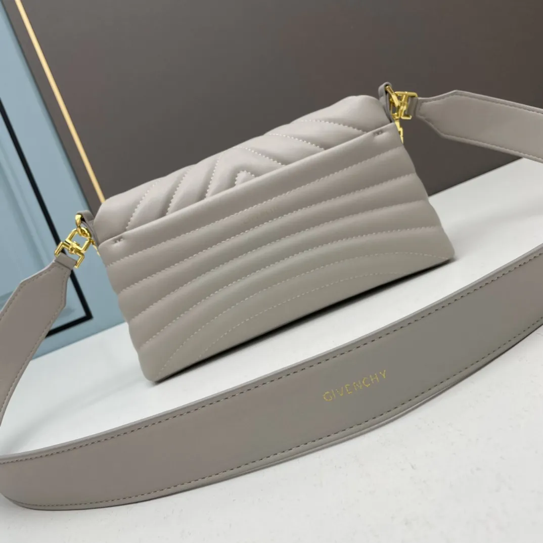 ジバンシィ 4G Soft 斜め掛けバッグ 黒金 - 画像 (4)