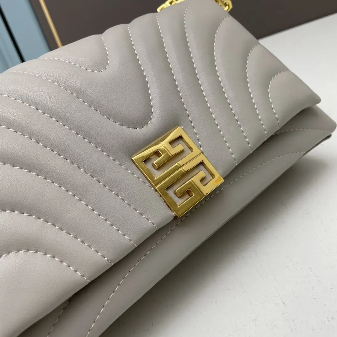 ジバンシィ 4G Soft 斜め掛けバッグ 黒金 - 画像 (6)