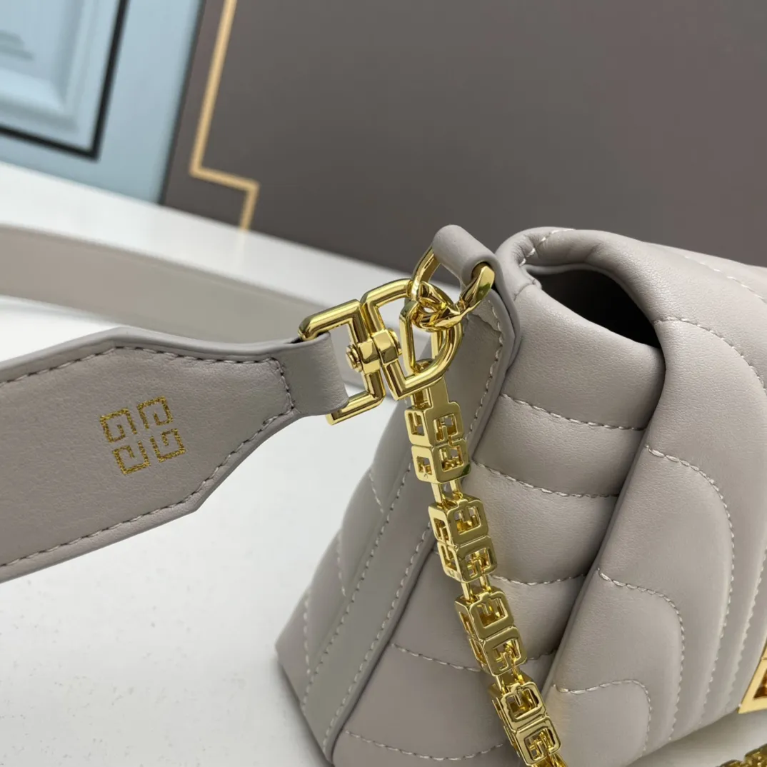 ジバンシィ 4G Soft 斜め掛けバッグ 黒金 - 画像 (7)