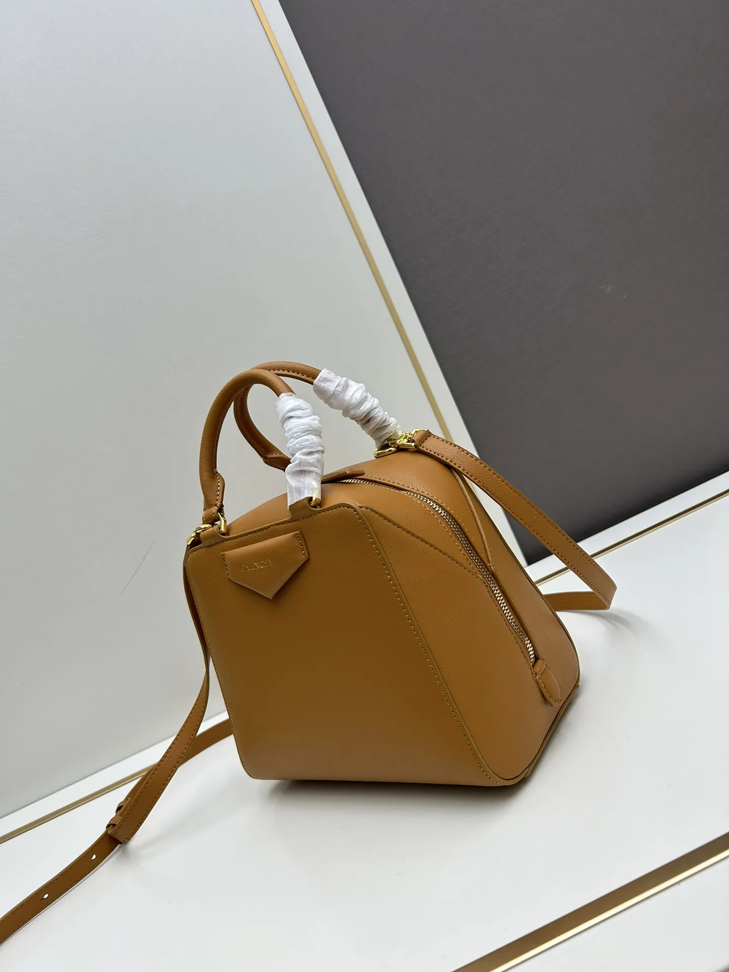 ジバンシィ アンティゴナキューブ タンカラーミディアムバッグ - 画像 (4)