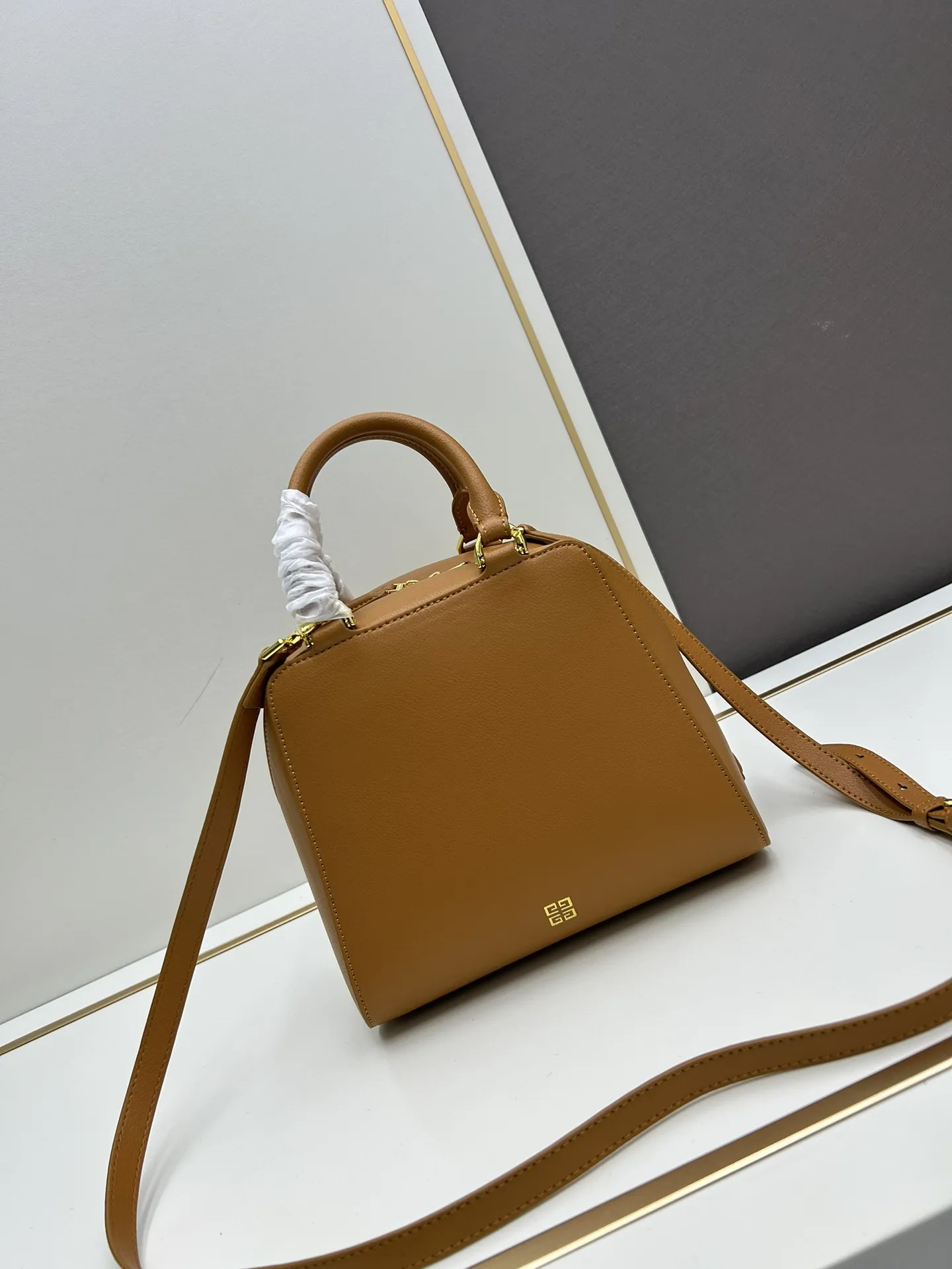 ジバンシィ アンティゴナキューブ タンカラーミディアムバッグ - 画像 (5)