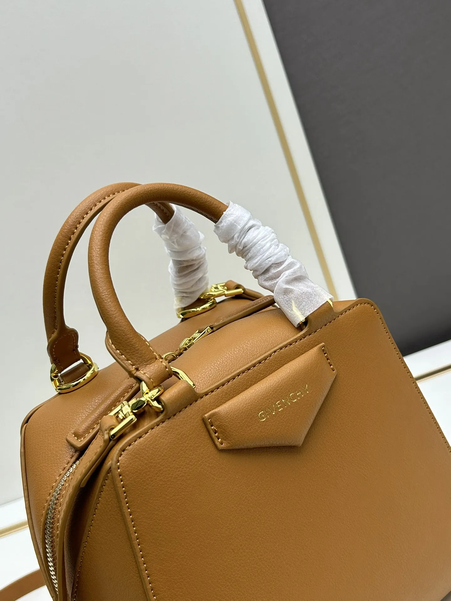 ジバンシィ アンティゴナキューブ タンカラーミディアムバッグ - 画像 (6)