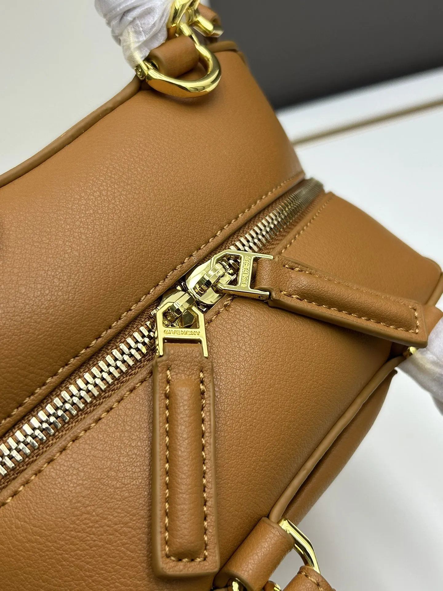 ジバンシィ アンティゴナキューブ タンカラーミディアムバッグ - 画像 (7)