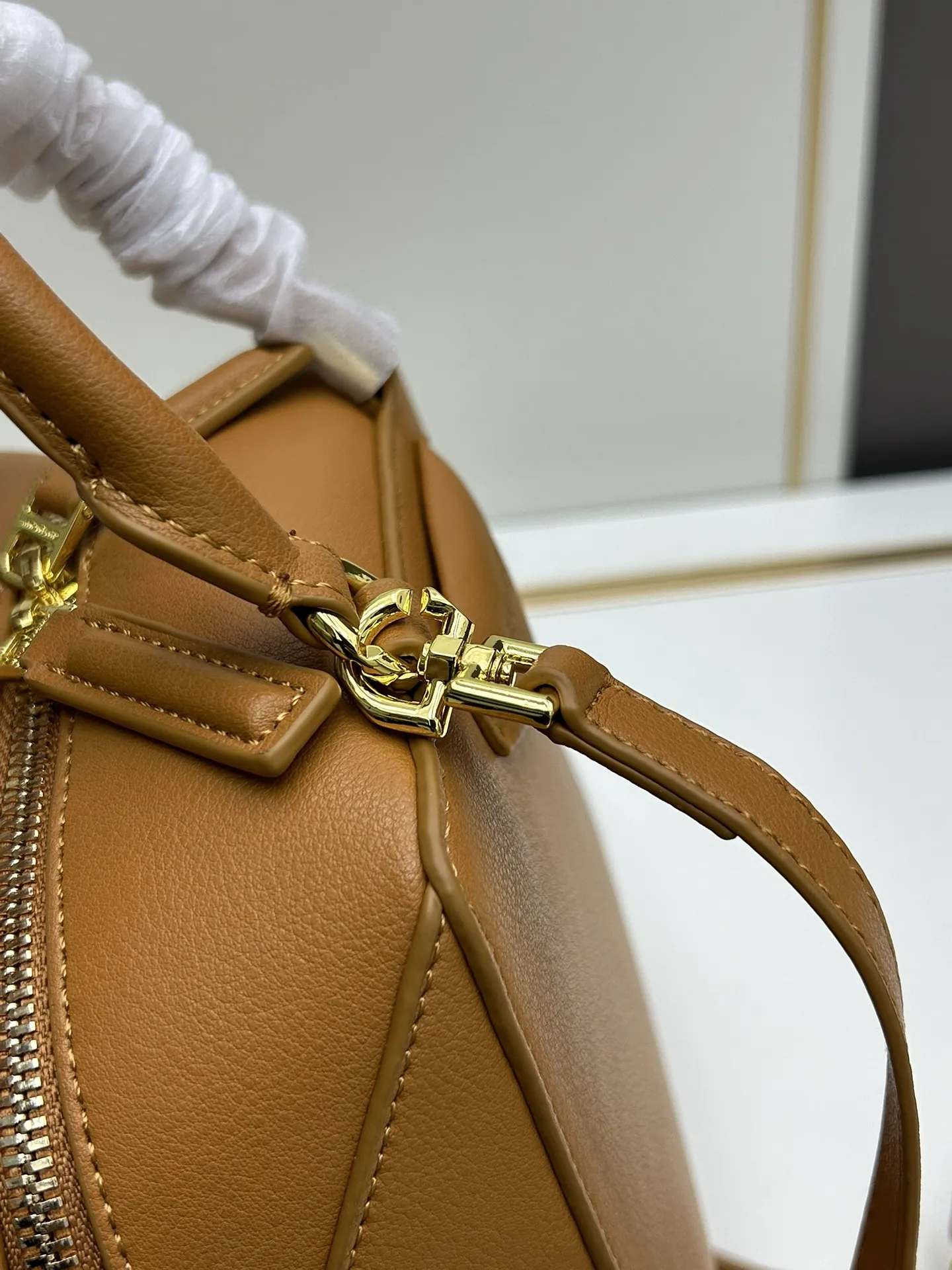 ジバンシィ アンティゴナキューブ タンカラーミディアムバッグ - 画像 (8)