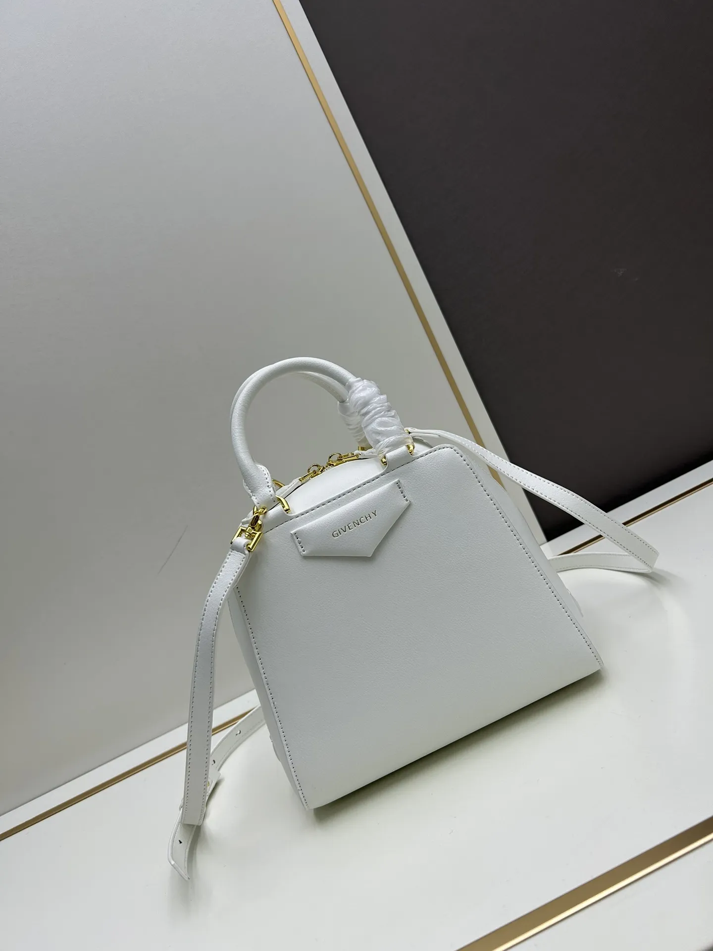 ジバンシィ 2024新作 白 Antigona Cube中号バッグ - 画像 (3)