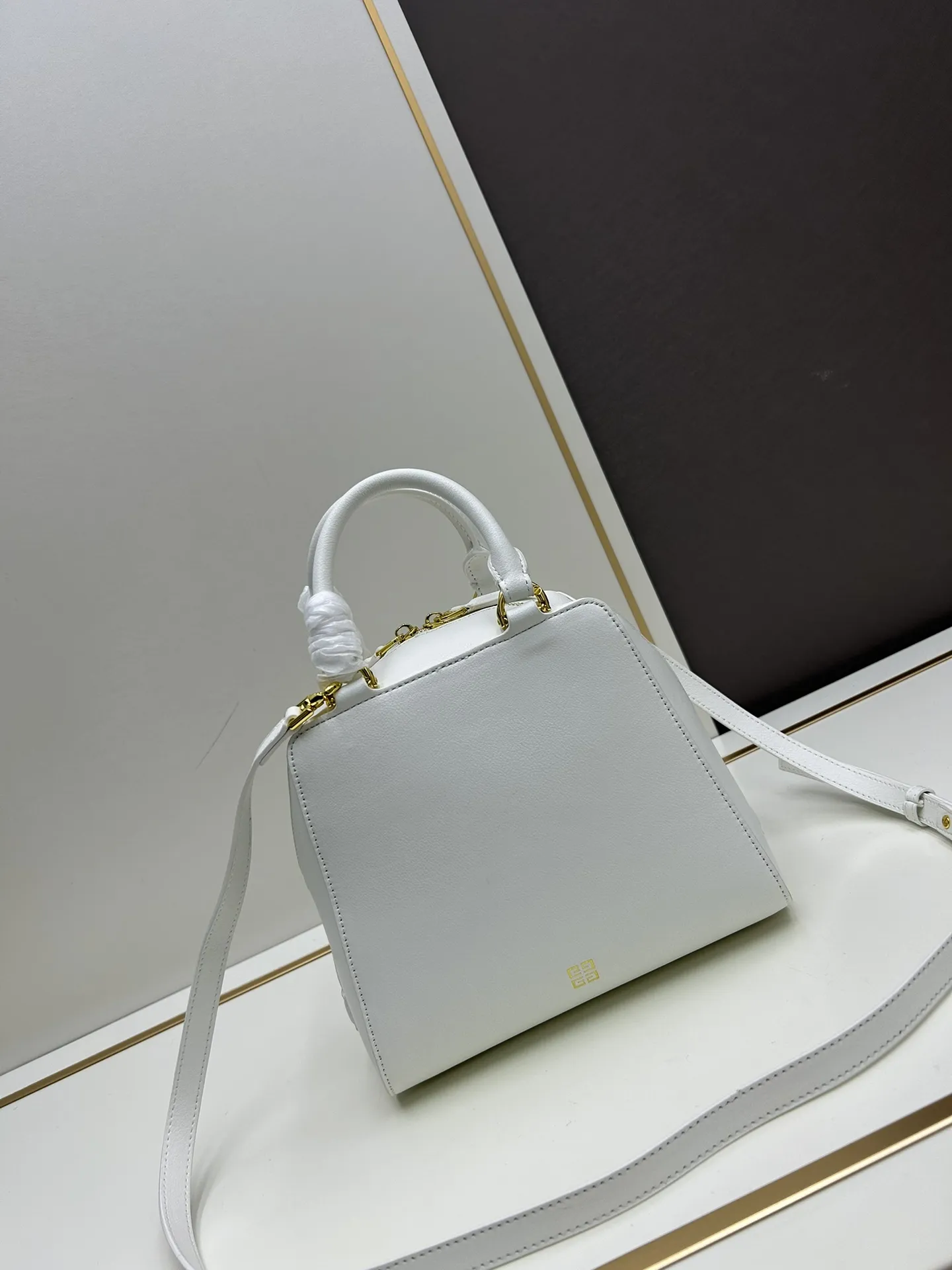 ジバンシィ 2024新作 白 Antigona Cube中号バッグ - 画像 (5)