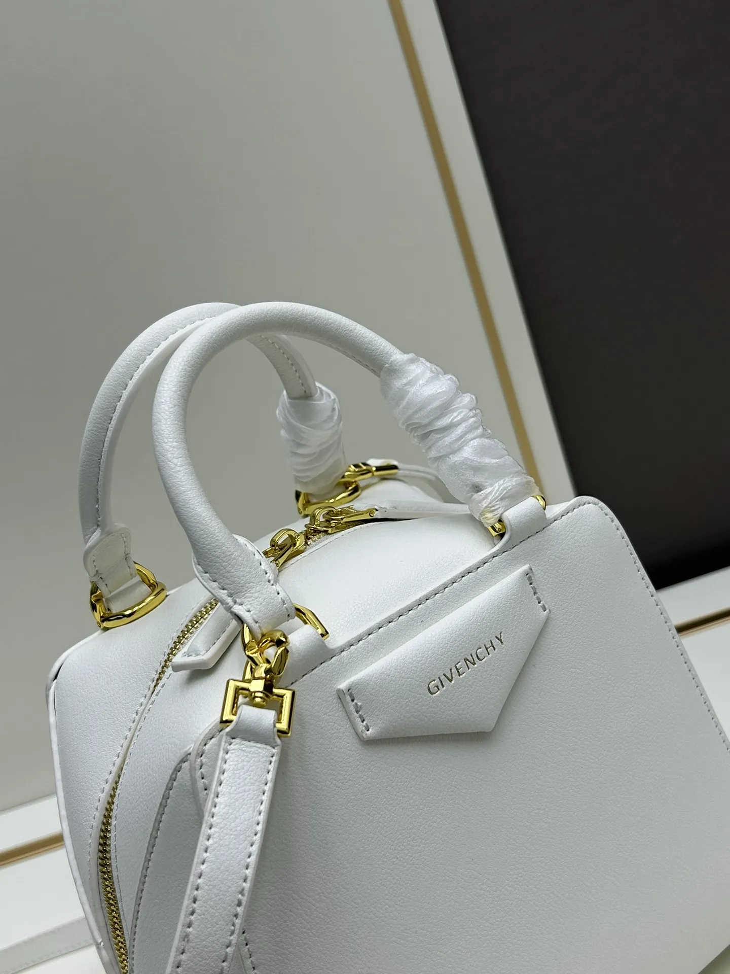 ジバンシィ 2024新作 白 Antigona Cube中号バッグ - 画像 (6)