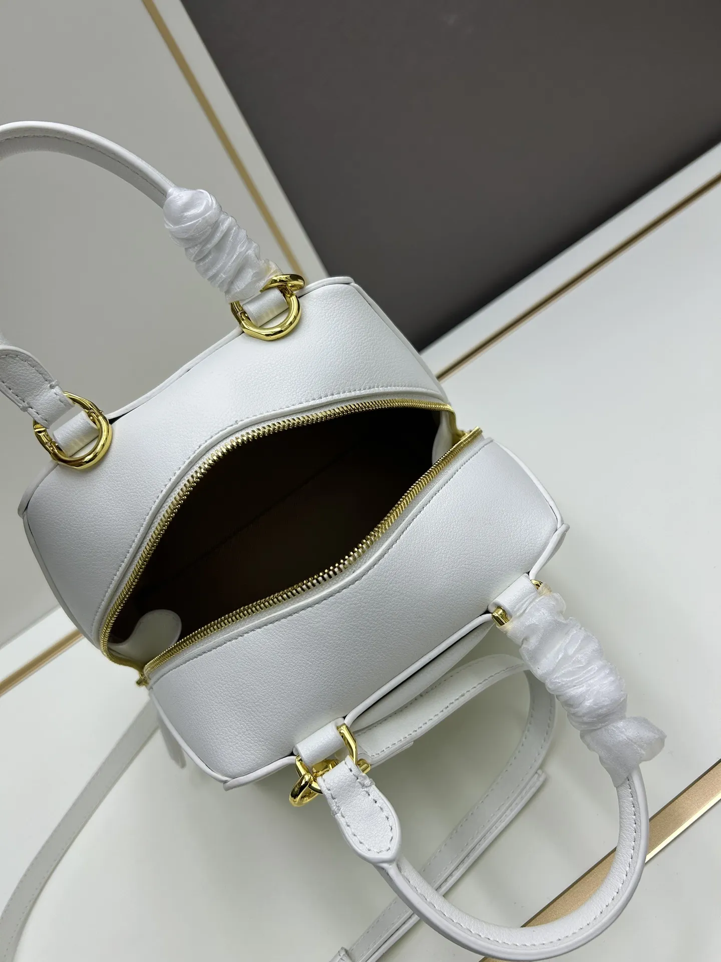 ジバンシィ 2024新作 白 Antigona Cube中号バッグ - 画像 (8)