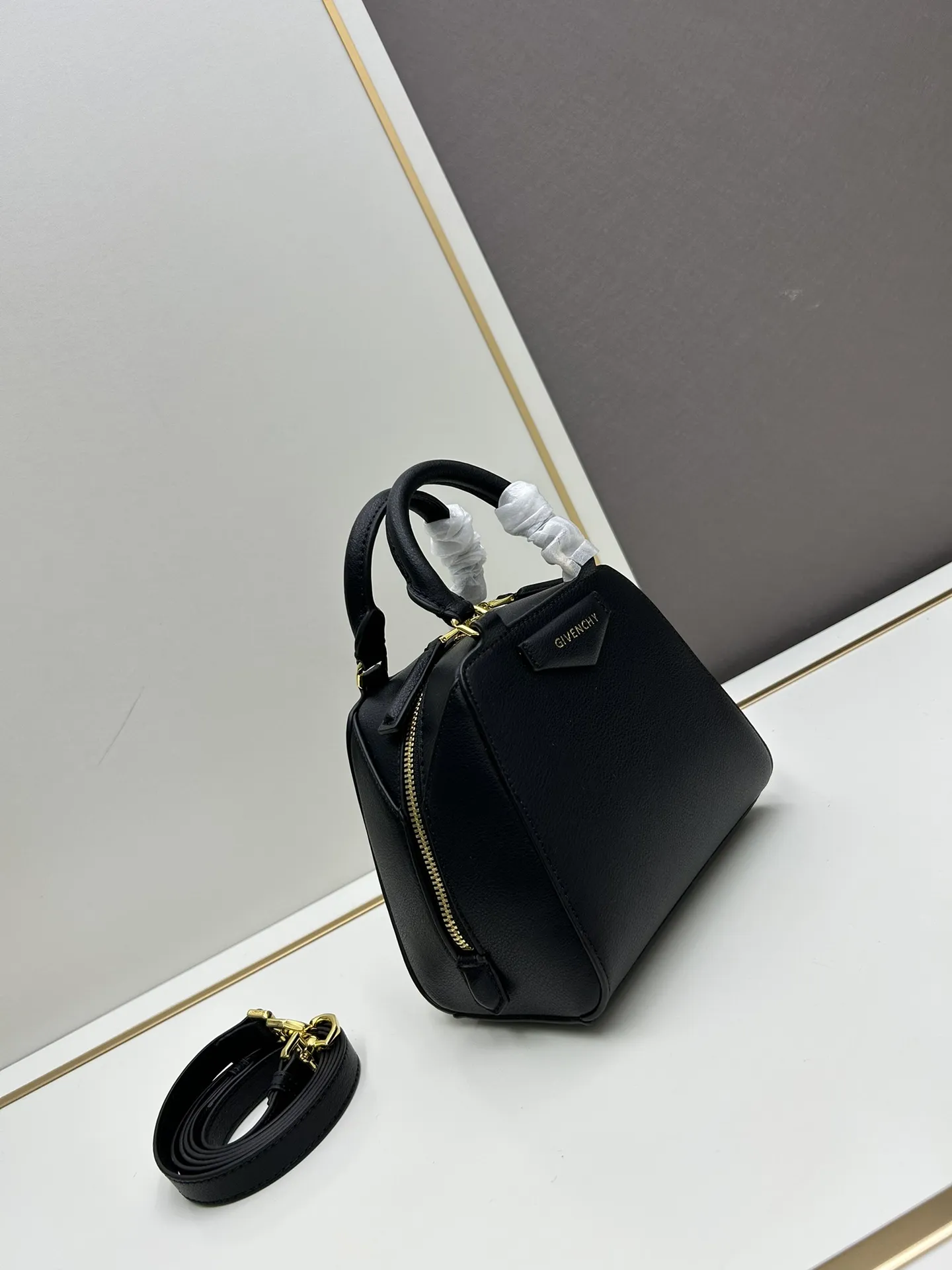 ジバンシィ 2024新作 ブラック 小型 Antigona Cubeバッグ - 画像 (3)