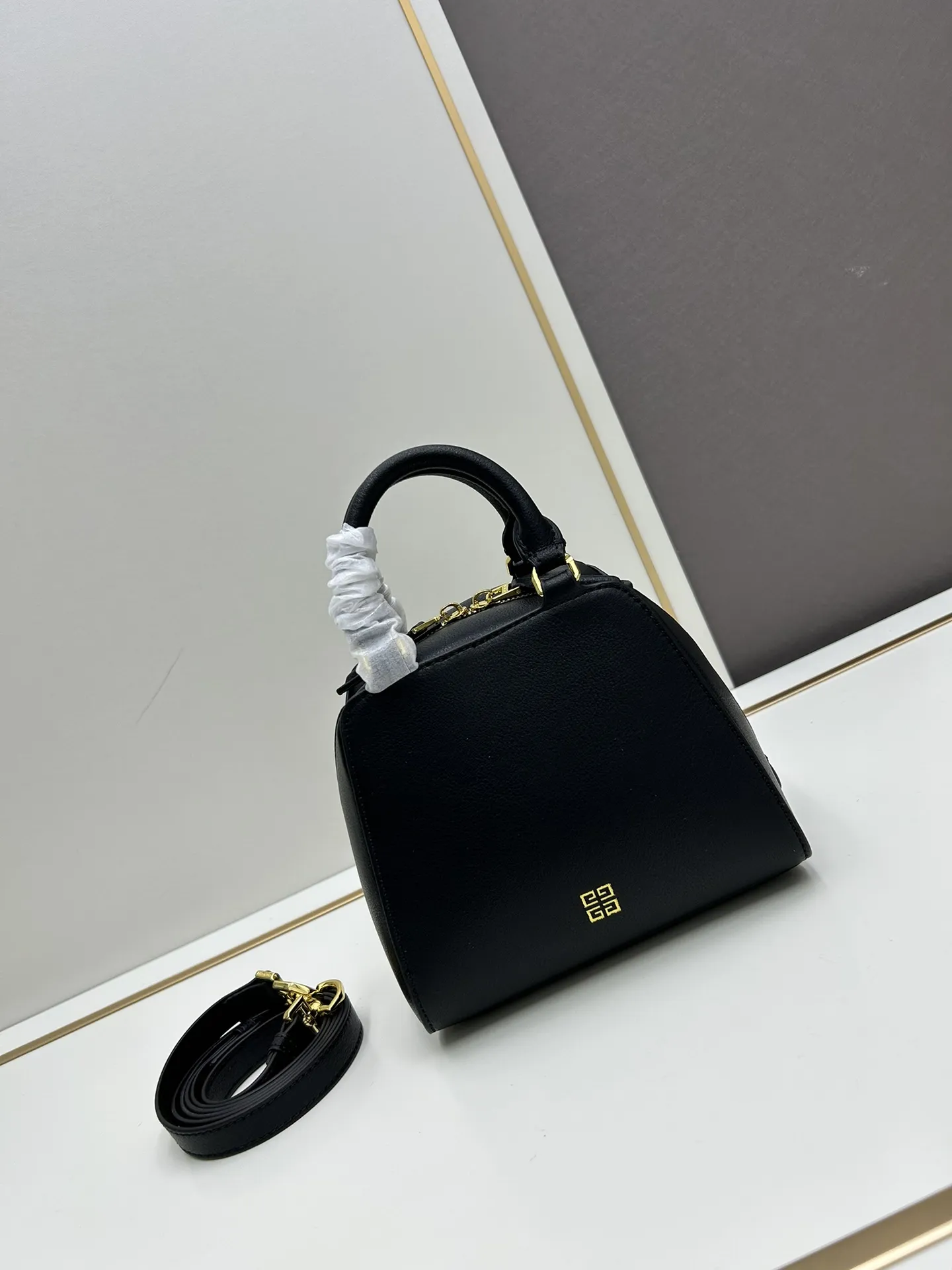 ジバンシィ 2024新作 ブラック 小型 Antigona Cubeバッグ - 画像 (4)