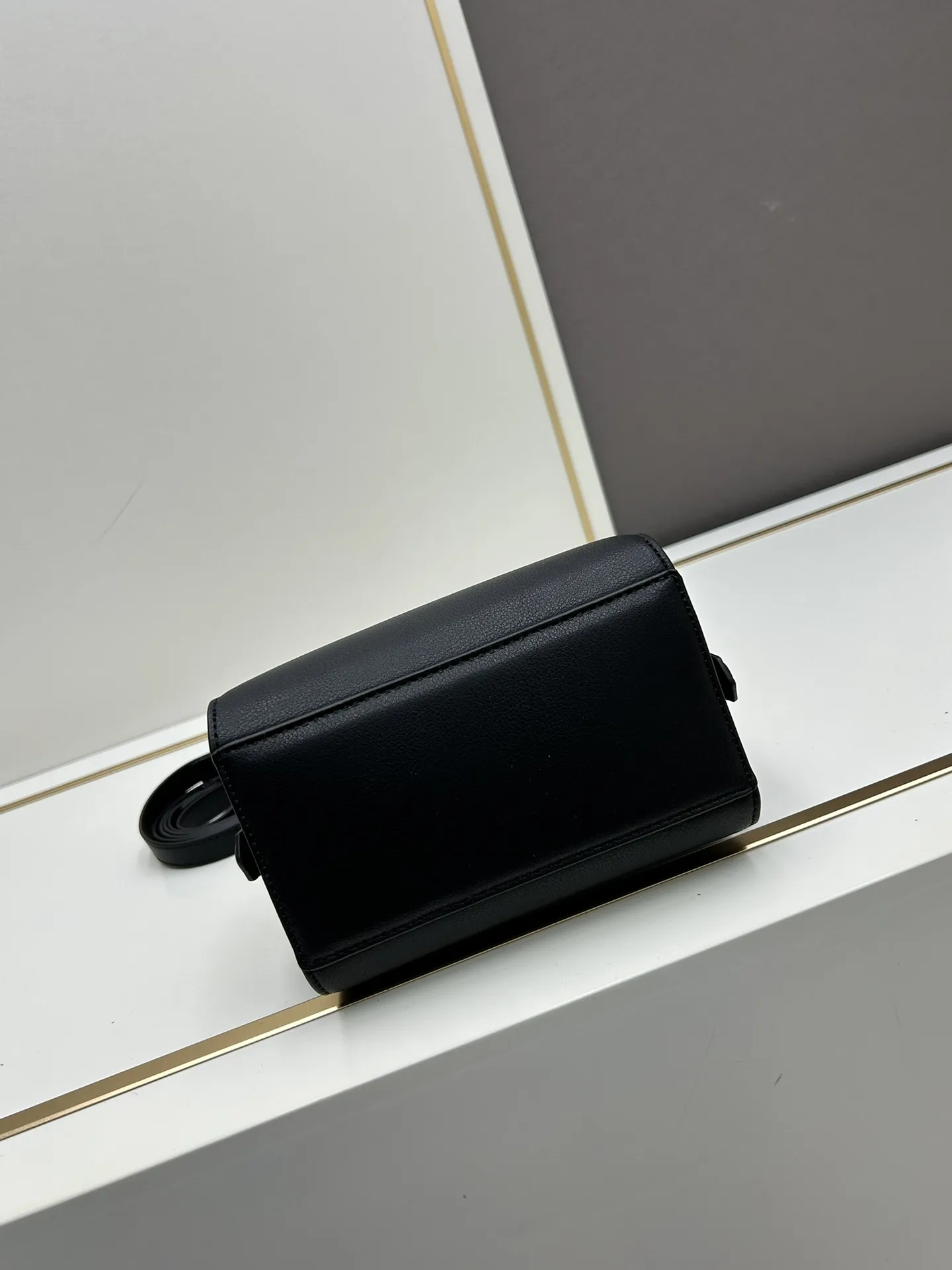 ジバンシィ 2024新作 ブラック 小型 Antigona Cubeバッグ - 画像 (7)