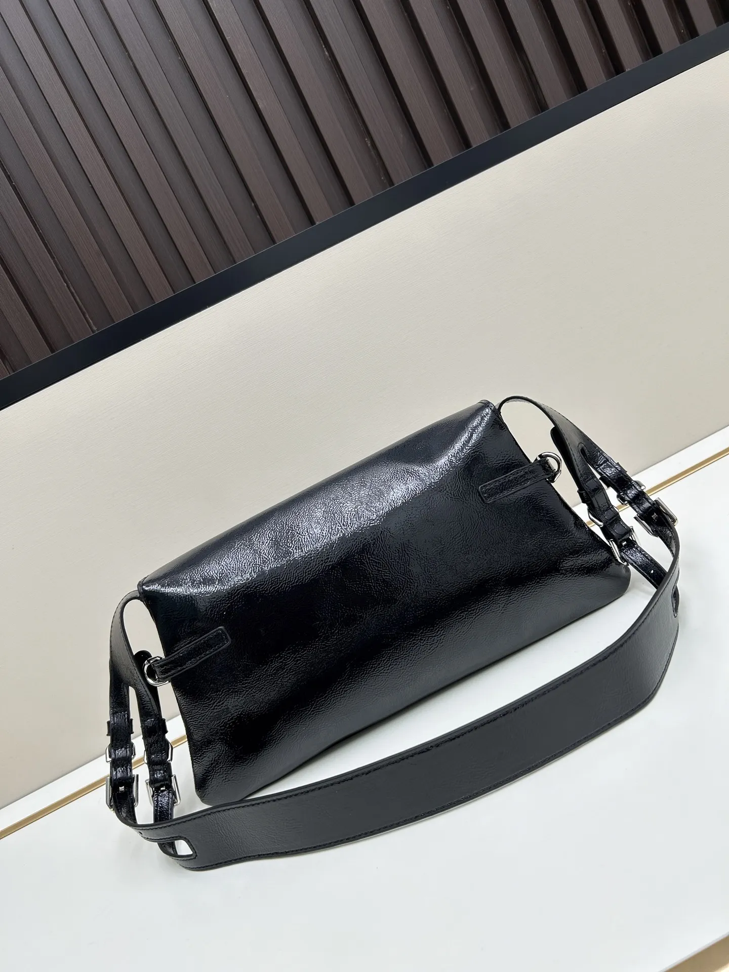 ジバンシィ ブラック ヴォユシリーズ ショルダーバッグ - 画像 (4)