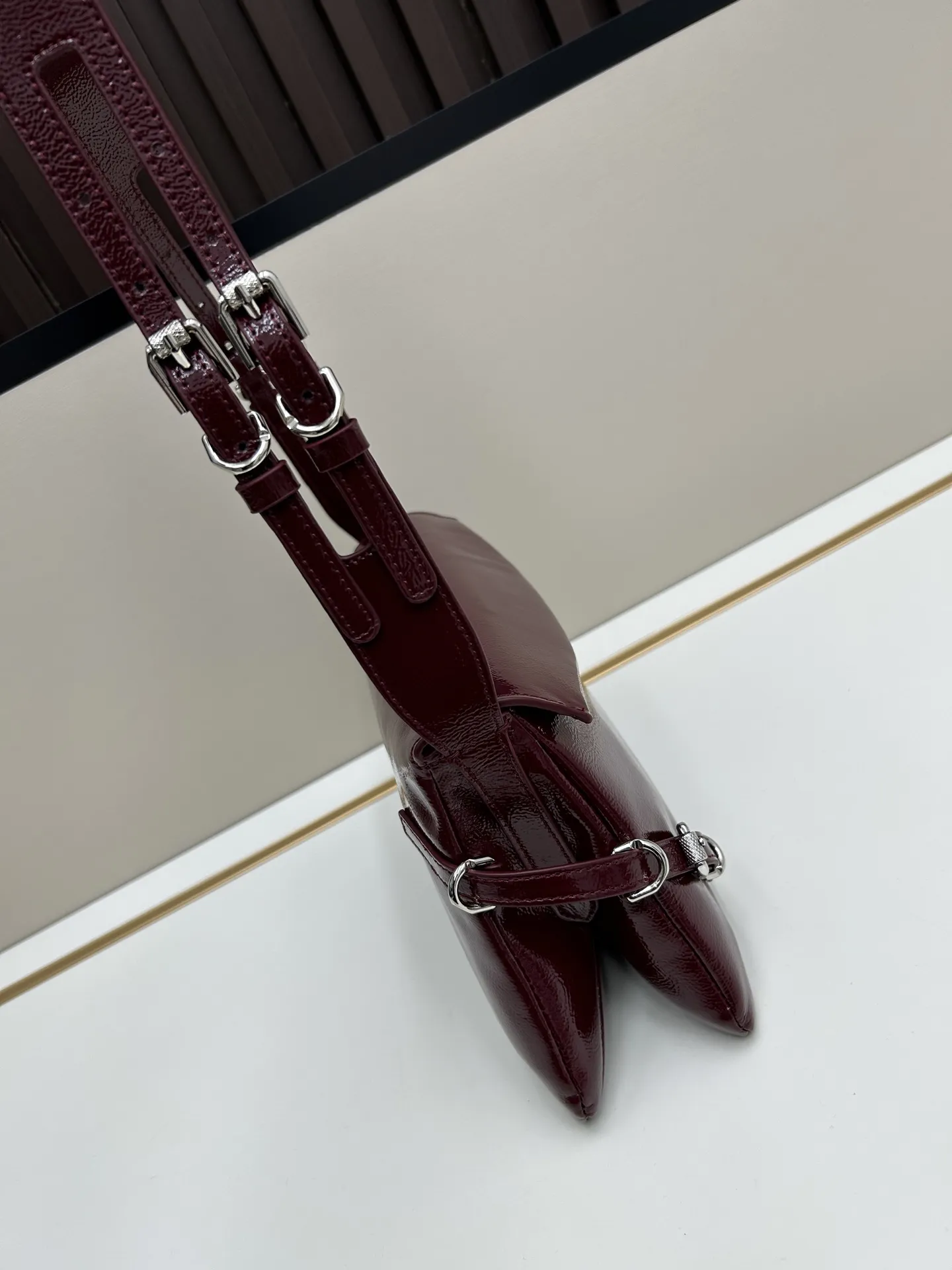 GIVENCHY ボルドーVoyou小号漆面肩背包 - 画像 (3)