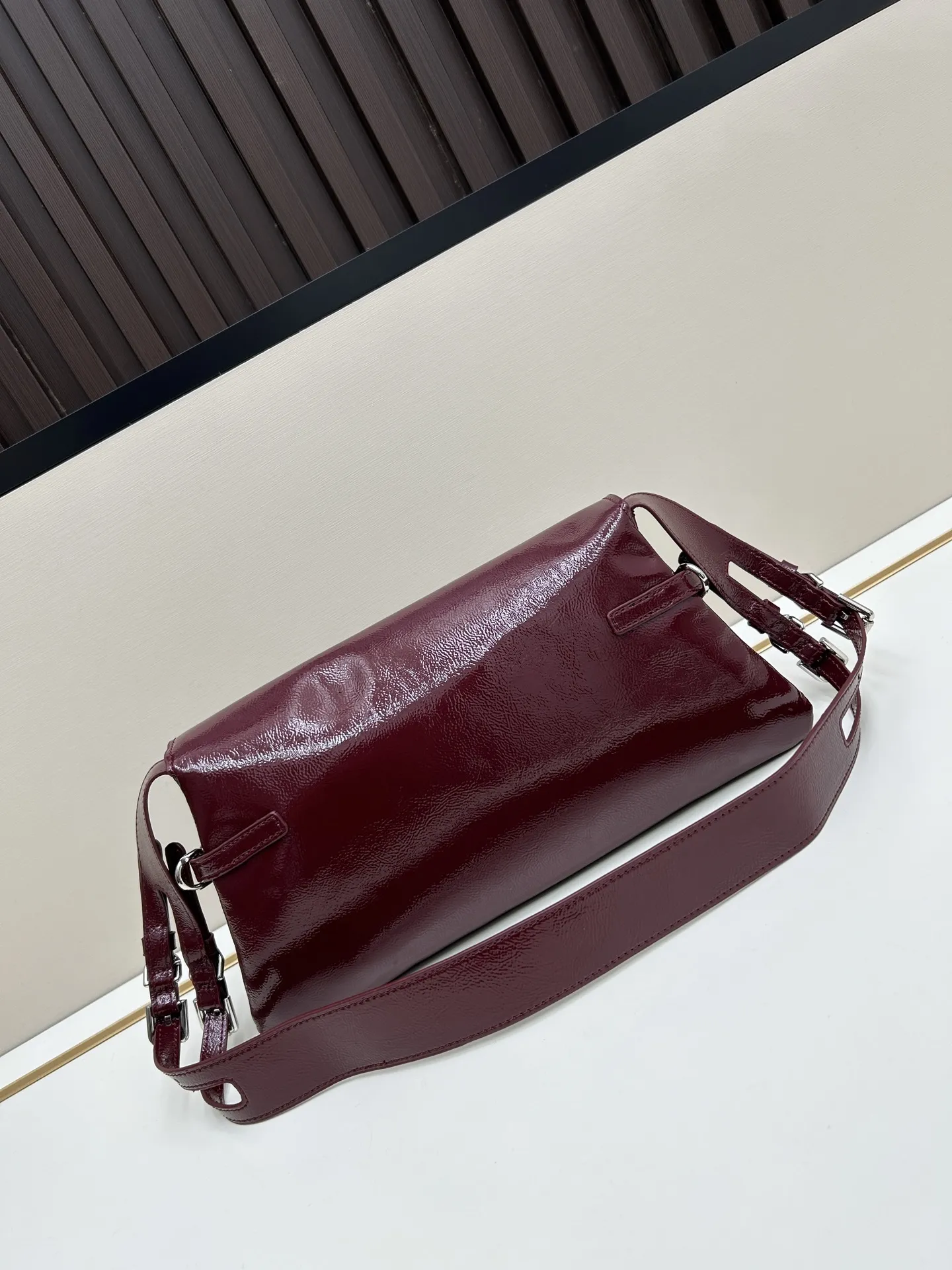 GIVENCHY ボルドーVoyou小号漆面肩背包 - 画像 (4)