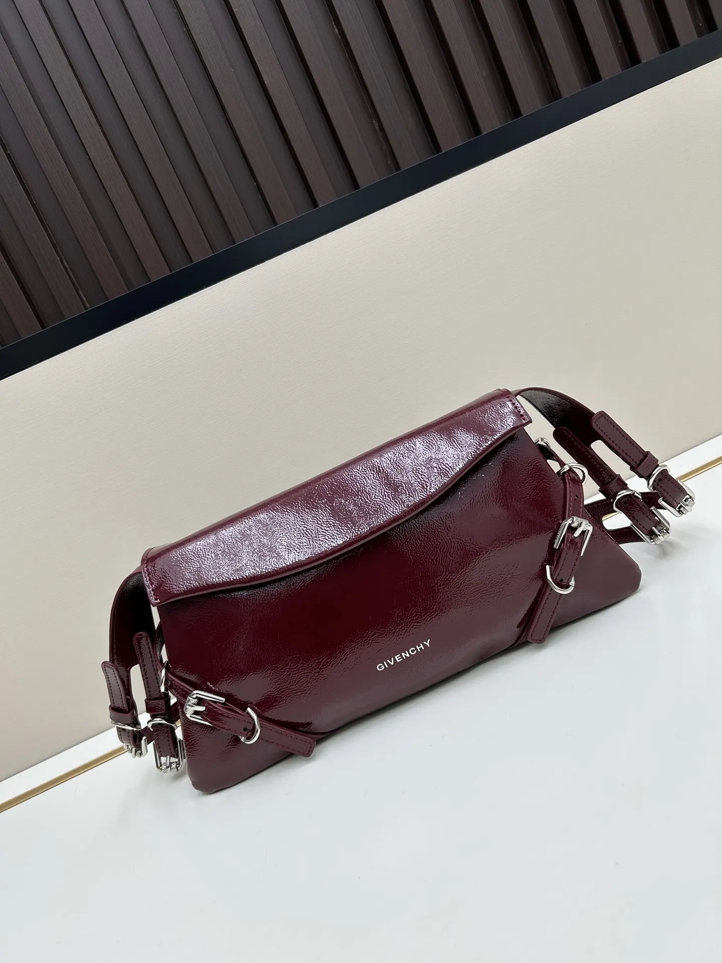 GIVENCHY ボルドーVoyou小号漆面肩背包 - 画像 (5)