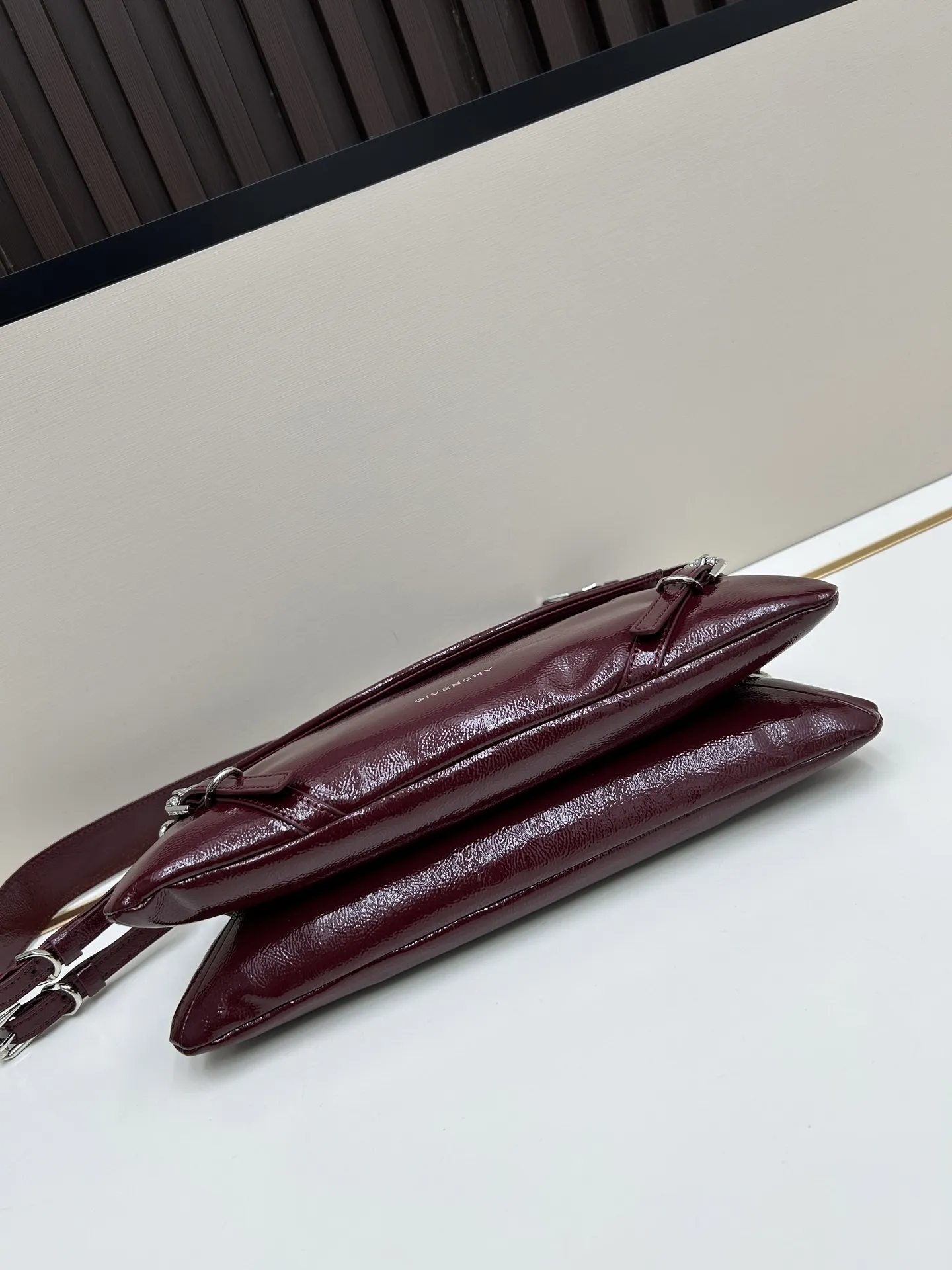 GIVENCHY ボルドーVoyou小号漆面肩背包 - 画像 (7)