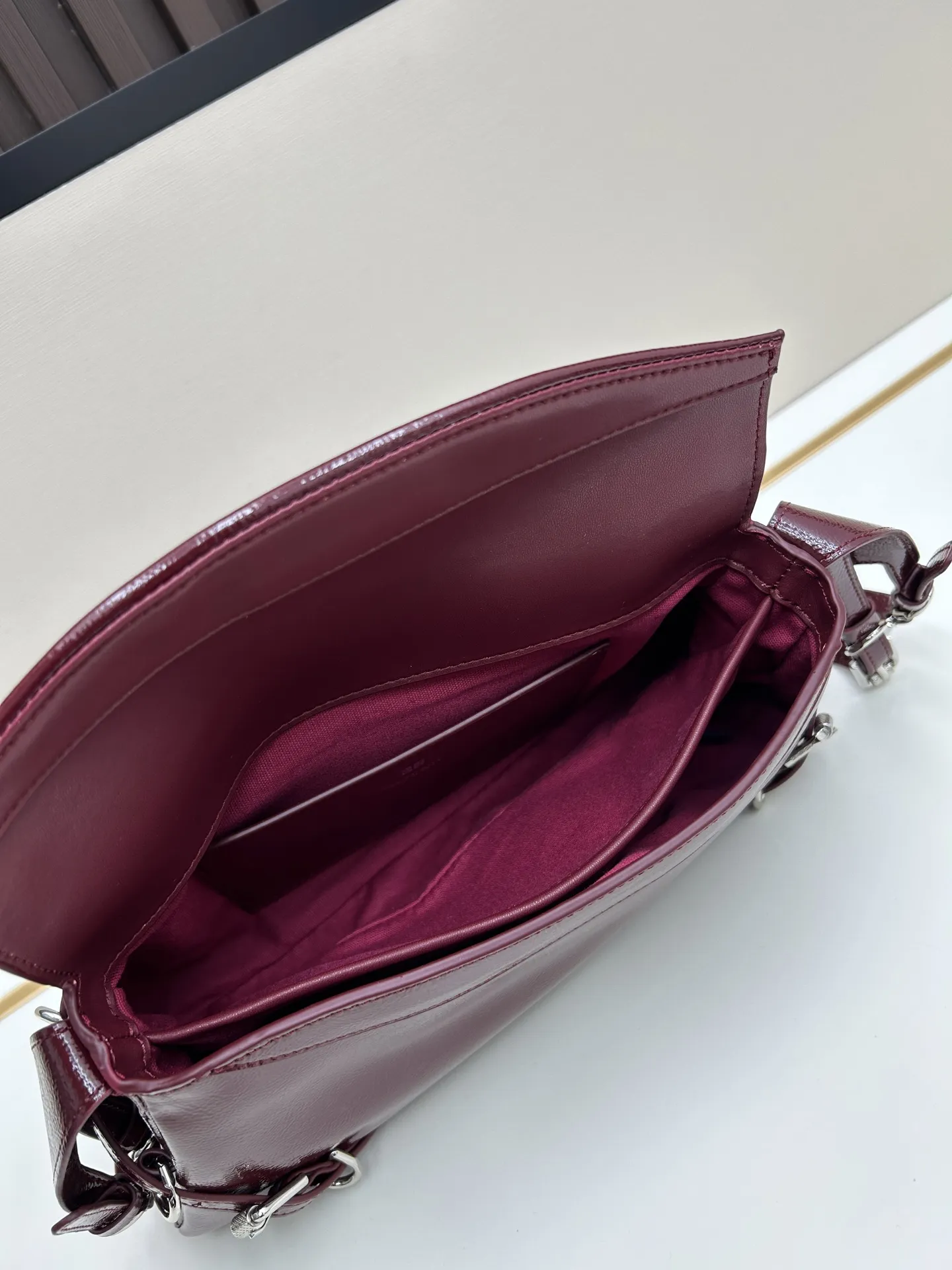 GIVENCHY ボルドーVoyou小号漆面肩背包 - 画像 (8)